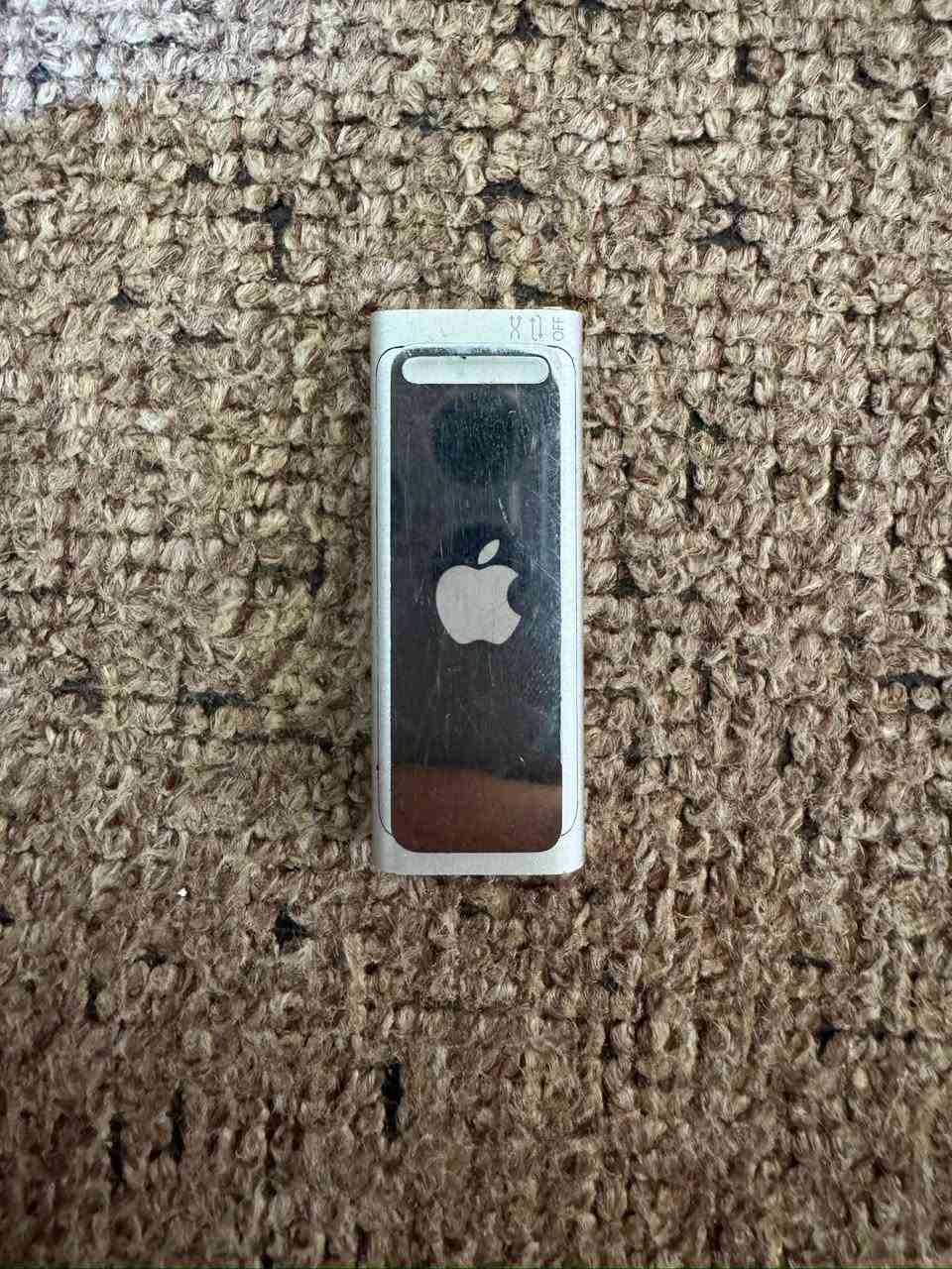 متوفر ipod شفل جيل 3 بذاكرة 2 كيكا هذه من اندر القطع سعره 100 
جهاز مكفول من كل شي و متوفر قطعه وحيدة 
متوفر توصيل لجميع انحاء العراق 
للتواصل ***********
