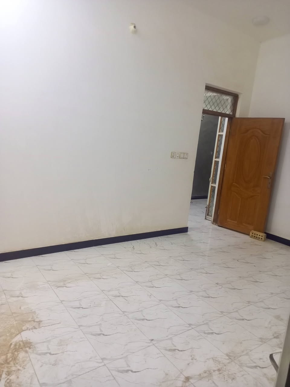 🏠✨ للإيجار – بيت  100م مربع✨🏠 
بناء نضيف 

📍 المواصفات:

🛋️ استقبال مرتب
🏢 صالة عدد1
🛏️ غرف عدد 1
🚿 مجموعة صحيات متكاملة
🍽️ مطبخ مفتوح على الصاله 
🌤️ 
💼 

الموقع:  حولي الخصيمه دور حجي هندي 

📞 للاستفسار: ***********

