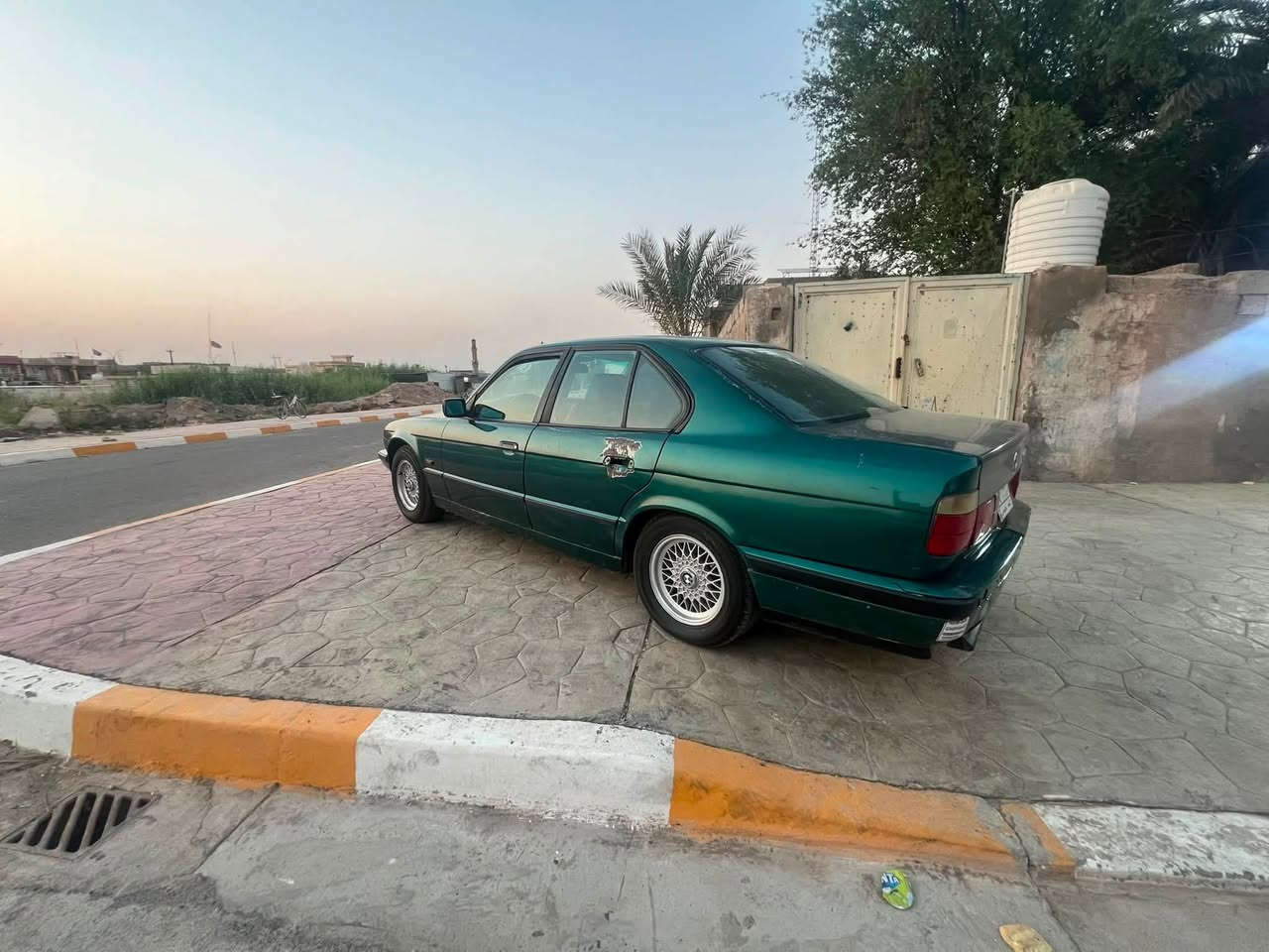 السلام عليكم بي ام للبيع حجم 520 مسكر فانوس بجم عريض موديل 91 كير عادي.  السعر 40 رقم الموبايل ***********
