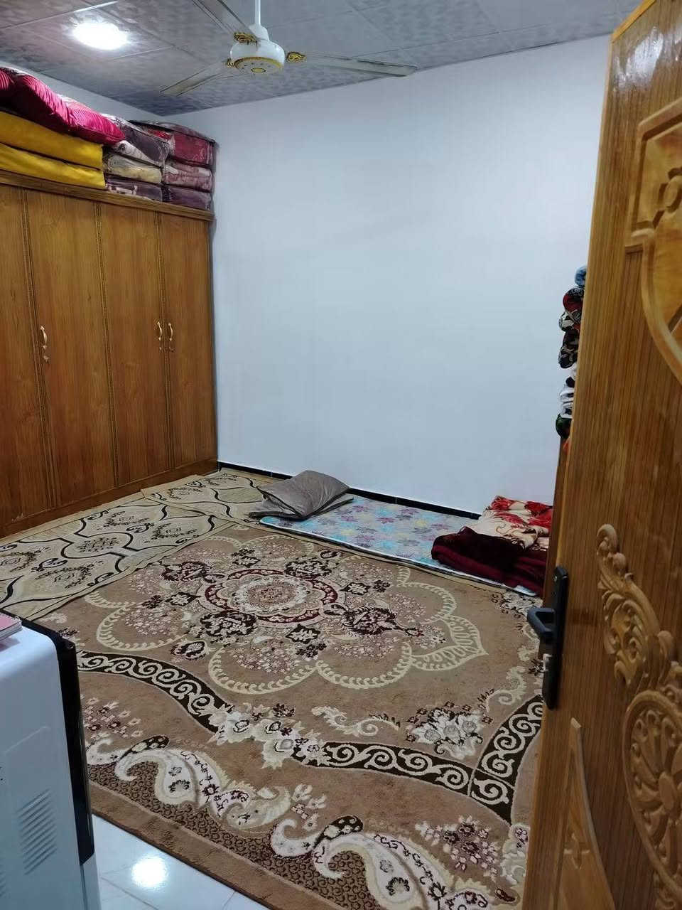 دار ١٣٥ م  غرفه وصاله ومطبخ وصحيات عكاده فقط مجمع سقف سندويج بيت جاهز ارضيه بورسلين سيراميك بيت كلش نضيف سعر 27 وبي مجال عنوان سايدين مطار شارع علكم قرب شارع حاتم الخير ***********
