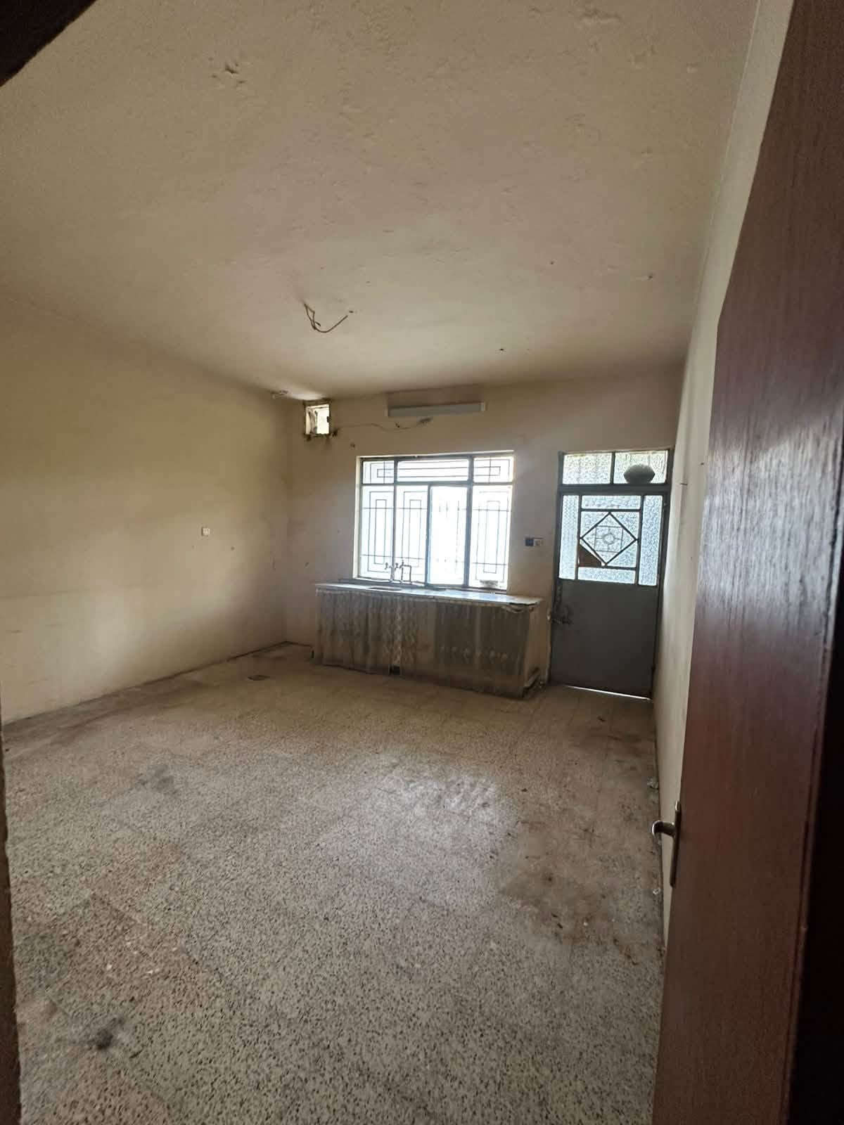 سلام عليكم
بيت 🏠 للبيع في حي البكر موقع مميز خلف مطعم بيت جدي 
بناء قديم مرتب سند طابو الزهور شرط التحويل 
مساحه البيت 🏠 202 متر واجها 9.5 متر 
يحتوي البيت 🏠 ع استقبال وهول وغرفتين نوم 🛌 ومطبخ وصحيات ومناور وكراج سياره وبيتونه 
سعر البيت 🏠 172 مليون وقابل للتفاوض 
للاستفسار الاتصال ع الارقام 
***********
***********
