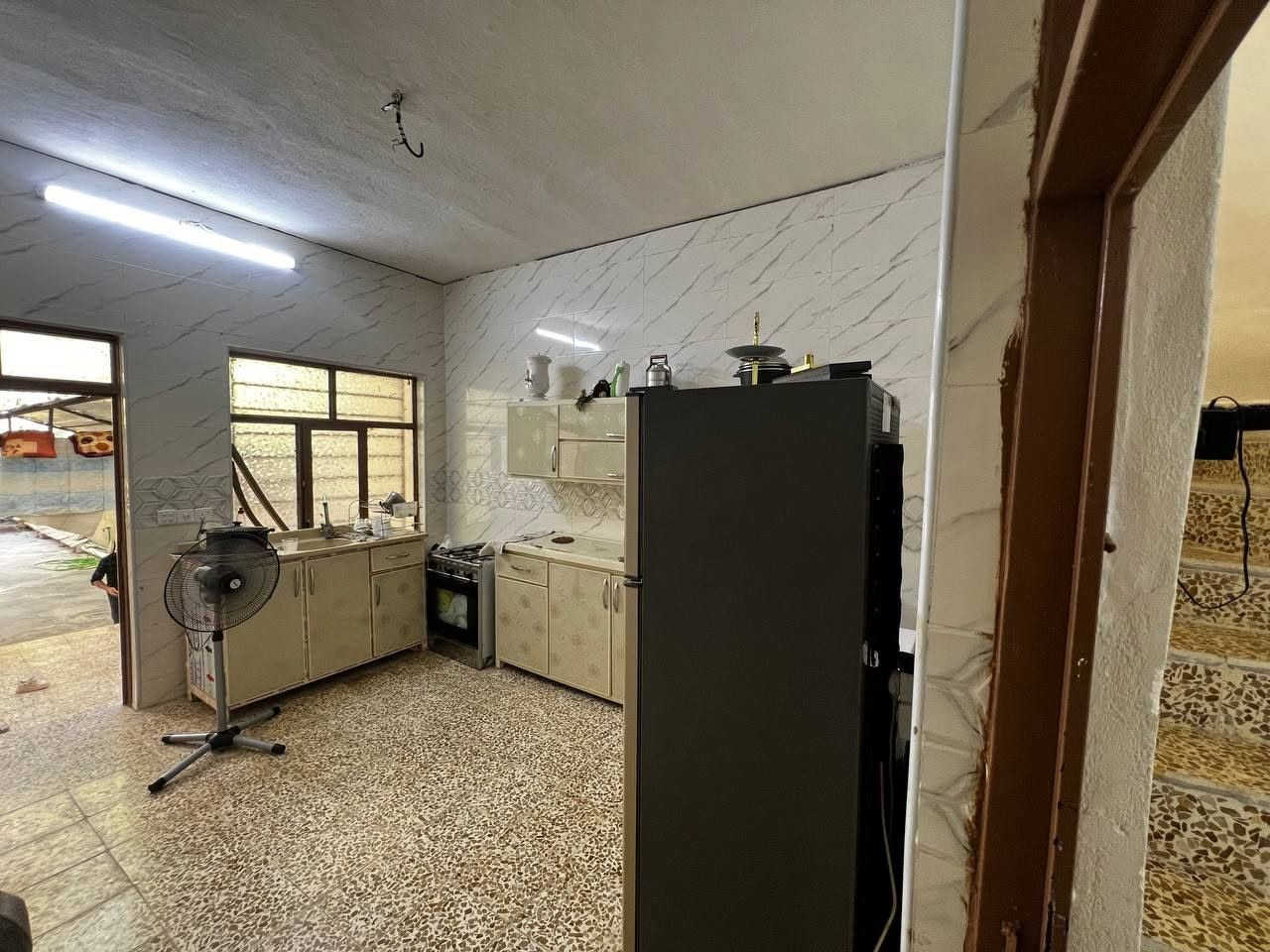 بلقوسيات يبعد فرعين عن
 المدرسه الصينيه
مساحه 280 متر 
كراج وحديقه بناء تقريبا 120 متر
مي 24 ساعه
كهرباء متوفره تبليط
كاشي وسيراميك وصبغ كله جديد 
يتكول البيت من غرفتين نوم
وهول داخلي واستقبال  وصحيات واكو ترك اثنين ومطبخ بسعر خاص او الاتصال على رقم تلفون
***********
