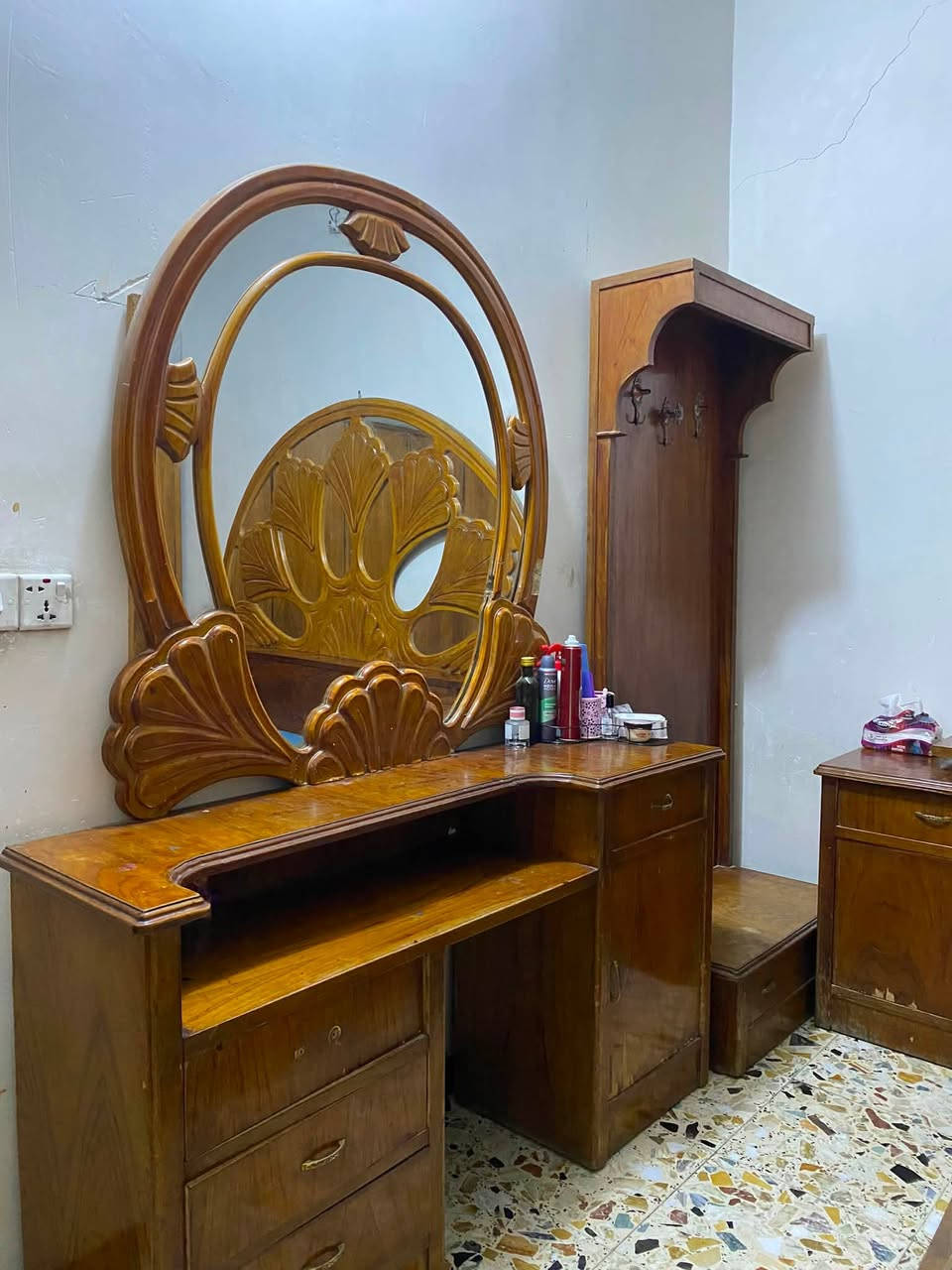 السلام عليكم
غرفة الداخل والخارج صاج 5 باب
 مسرح 
نقصها بس صبغ ويدات
السعر ٤٥٠ الف 
*********** الرقم لغرض التواصل
العنوان بغداد الشعب
