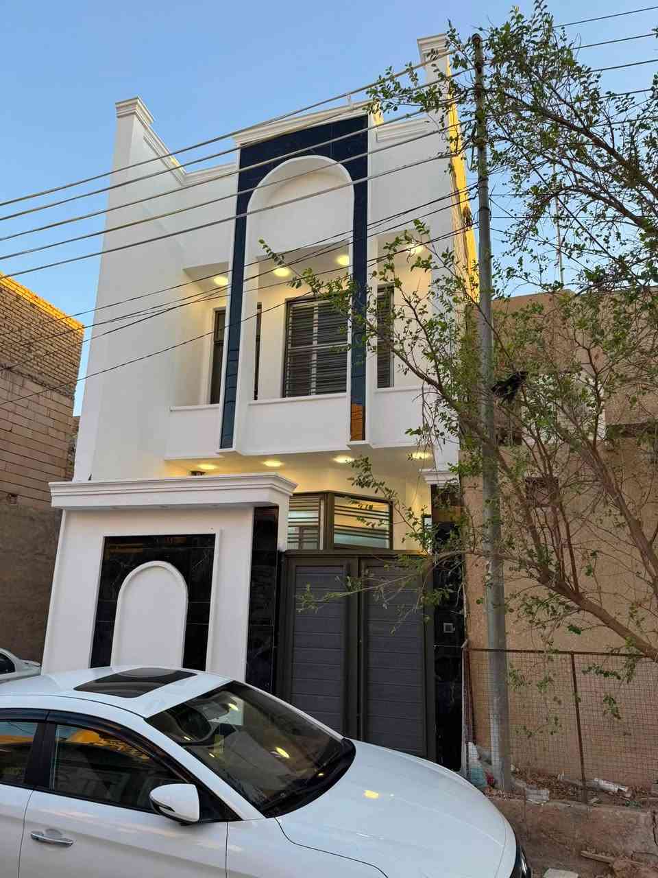 دار  للبيع طابو صرف في كربلاء حي الفارس بناء جديد غير مسكون سابقاً  وبمساحة 107 متر مربع  ( الواجهة 5 متر والنزال 21 ونص متر   ) .

تفاصيل الدار كالاتي : الطابق الأرضي عبارة عن صالة ومطبخ وغرفة نوم وصحيات عدد /2 داخلية وخارجية . 
الطابق الاول عبارة عن غرف نوم عدد 2 وصحيات . 

ملاحظة يوجد فيديو تفصيلي للدار اليحب يشوفه يراسلني واتساب . 

السعر : 160 مليون دينار  سعر نهائي غير قابل للتفاوض. 

للاستفسار الاتصال او المراسلة على الواتساب على الرقم التالي : ***********
