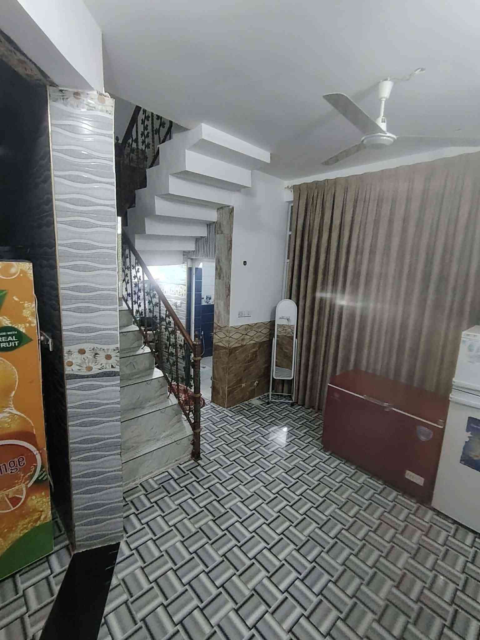 بيت للبيع مساحه ١٠٠ متر مربع متكون من الطابق الأول استقبال وغرفه منام وصاله ومطبخ وصحيات  داخليه وخارجيه الطابق الثاني متكون من ثلاثه غرف منام وصاله وصحيات مع الصطح مغلف ومطبك شتايكر مكان البيت زين القوس جهه الخدمات تبليط ومجاري للمعلومات أكثر الاتصال على *********** و ***********
