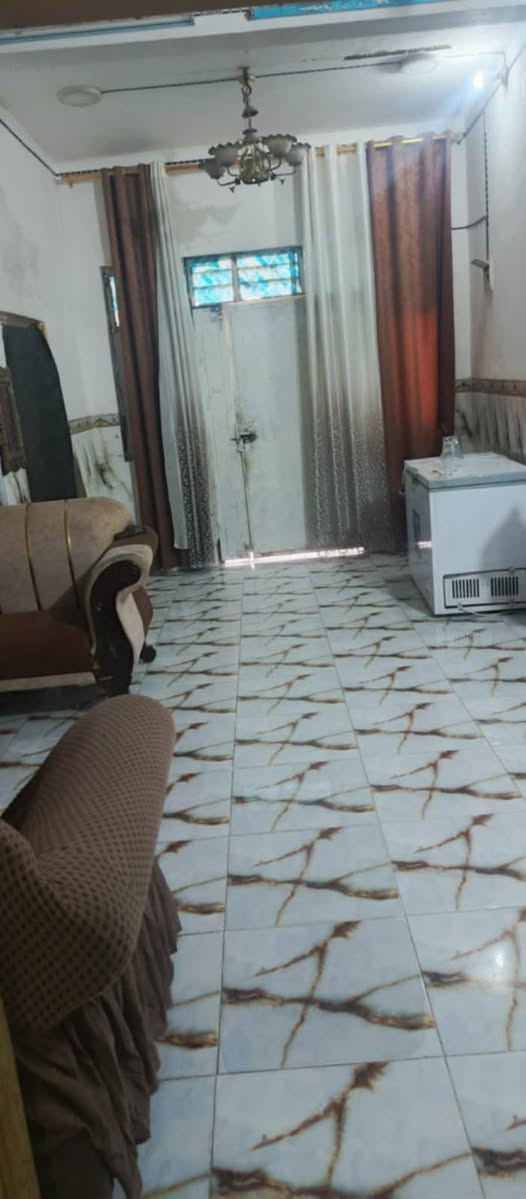 السلام عليكم بيت زارعي بحي  الزهور قرب مدرسه الموده  مساحه ٢٠٠م البيت يتكون من غرفتين وصاله ومطبخ واستقبال البيت كله سراميك بناء حديث السعر ٣٦مليون وبيه مجال ***********
