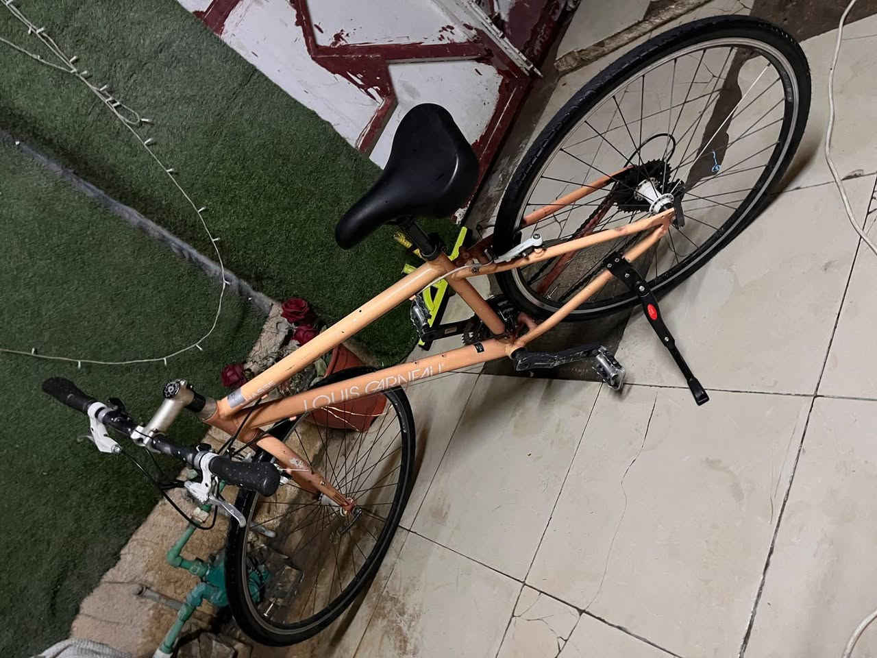 للبيع بايسكل هجين أصلي شركة لويس غارنو (Louis Garneau Chasse) غنية عن التعريف 🚲✨
النوع: Louis Garneau - Chasse (ماركة كندية أصلية)
الحالة: بالة جديد نظيف ووضعيته واضحة بالصور، جاهز للاستخدام مباشرة.
اللون: وردي غامق مميز 🩷
حجم العجلات: 700c (إطارات سريعة وخفيفة للطرقات والمدينة).
السرعات: 8 نمر (شيمانو Shimano أصلية لتسهيل الصعدات والسرعة).
البريكات: وكالة (أصلية وشغالة بامتياز).
المادة: شاصي ألومنيوم خفيف ومتين، ومزود بستاند جانبي.
📍 الموقع: بغداد - ملحانية الضباط - مقابل حي الحسين
💰 السعر: 150 ألف دينار عراقي (وبي مجال للشراي)
📞 للاستفسار والاتصال: ***********
