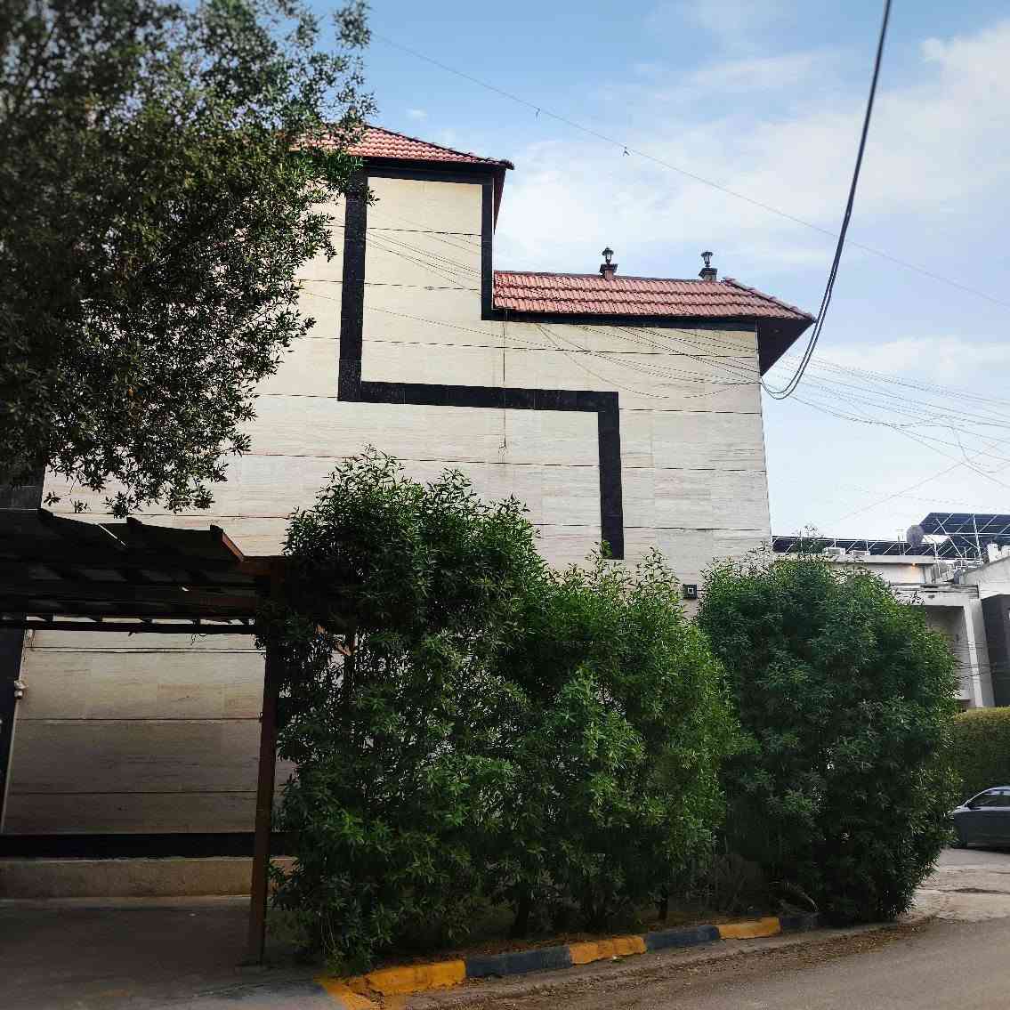 🔻دار ركن على 3 شوارع للبيع – المنصور، منطقة سكنيه 📍
- على مسافة قريبه من فلكة ابو جعفر، في حي سكني

⬝ المساحة: 90m
⬝ الواجهة: 9m ، نزال 10m 
⬝ السند: طابو ملك صرف
⬝ البناء حديث
🔸طابقين "والطابق الثالث يحتوي على جلسة عائليه، ومخزن"

— يحتوي الطابق الأول على: كراج سياره جانبي + غرفه + صالة + استقبال + مطبخ + مغاسل
— يحتوي الطابق الثاني على: 3 غرف نوم + صالة + مغاسل 
الطابق الثالث سطح + مخزن 

لمعرفة السعر علق برقم (1) 🔻
،للتواصل والاستفسار الاتصال على الرقمين:
*********** ➦
*********** ➦ بغداد, العراق

نص مكتوب في الصور:
- call us: ***********
- ***********
- كيرات
- call us: *********** *********** كرات