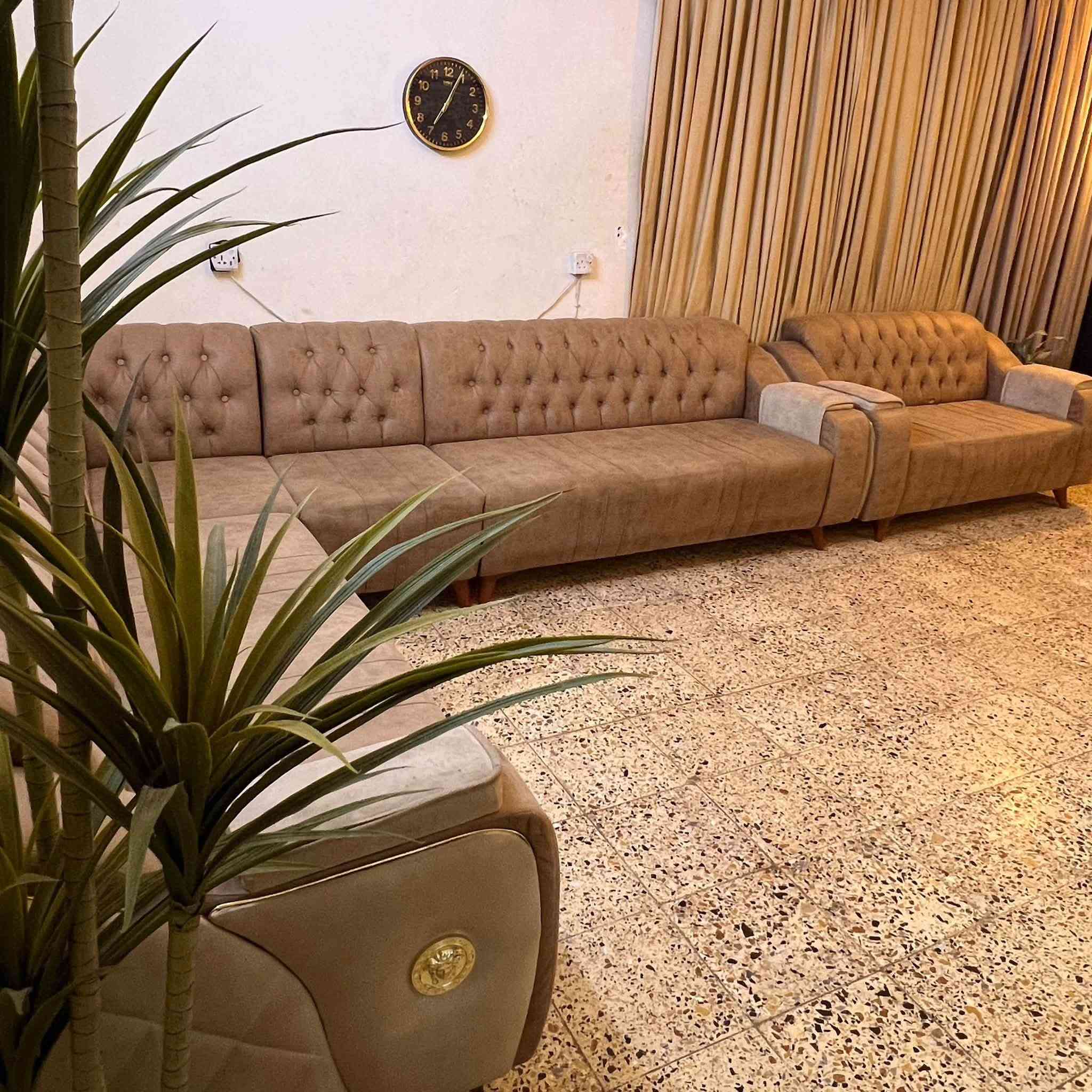 ديوان مستعمل نظيف تصميم عصري حديث
✔️ قماش وتربروف وسهل التنظيف

✔️ 10 مقاعد قنفة منفصلة مقعدين-وكرسي مقعد-وزاوية مقعد-و ديوان منفصل 6 مقاعد ممكن يترتب بشكل ديوان كامل وممكن ينفصل ويترتب مثل متحبون 

✔️ خامة قوية وضمان على المتانة
✔️ شبه جديد – استخدام قليل نظيف

🔸بيه ضرر بسيط …[خلع رجلين اماميات  وحدة من القنفات و حرق بسيط بالفحم غير ضاهر للقنفة الثانية]…

سبب البيع تغير اثاث🚫🚫🚫

📍 الموقع: [ بغداد-السيدية-حي الاعلام]
📞للاستفسار: [ ***********]
