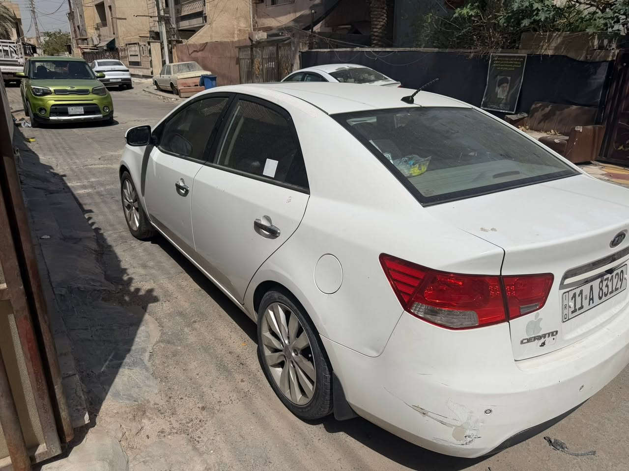 السلام عليكم سيراتو رقم بغداد 2013 خليجي ماشيه 100 الف كيلو بيها ضربه خفيفه بخشم البنيد مأشر عليها بالصوره ممصبوغه وبيها رصعات ايضا بالخلف يرادلهن سحب فقط سيارة استخدام مال بيت سعرها 108 وبيها مجال بسيط حك الجيه مكاني بغداد البياع 
***********
