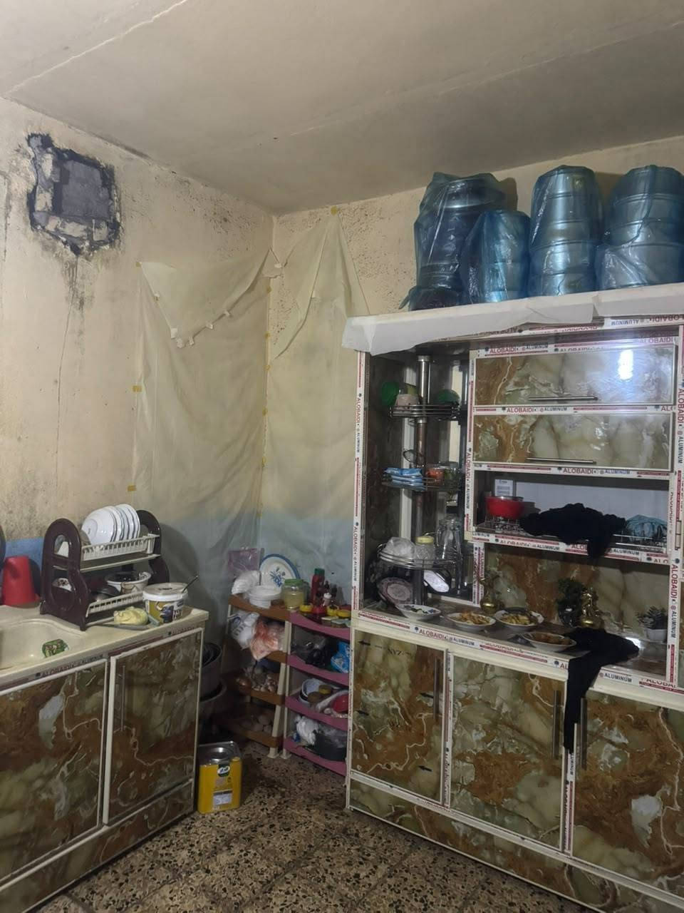 سلام عليكم بيت البيع العنوان مدينه الصدر قطاع 29 قرب شارع الحكمه بيت كامل 144م فيه 2غرف وهول واستقبال الاستفسار الاتصال على رقم هاتف ***********
