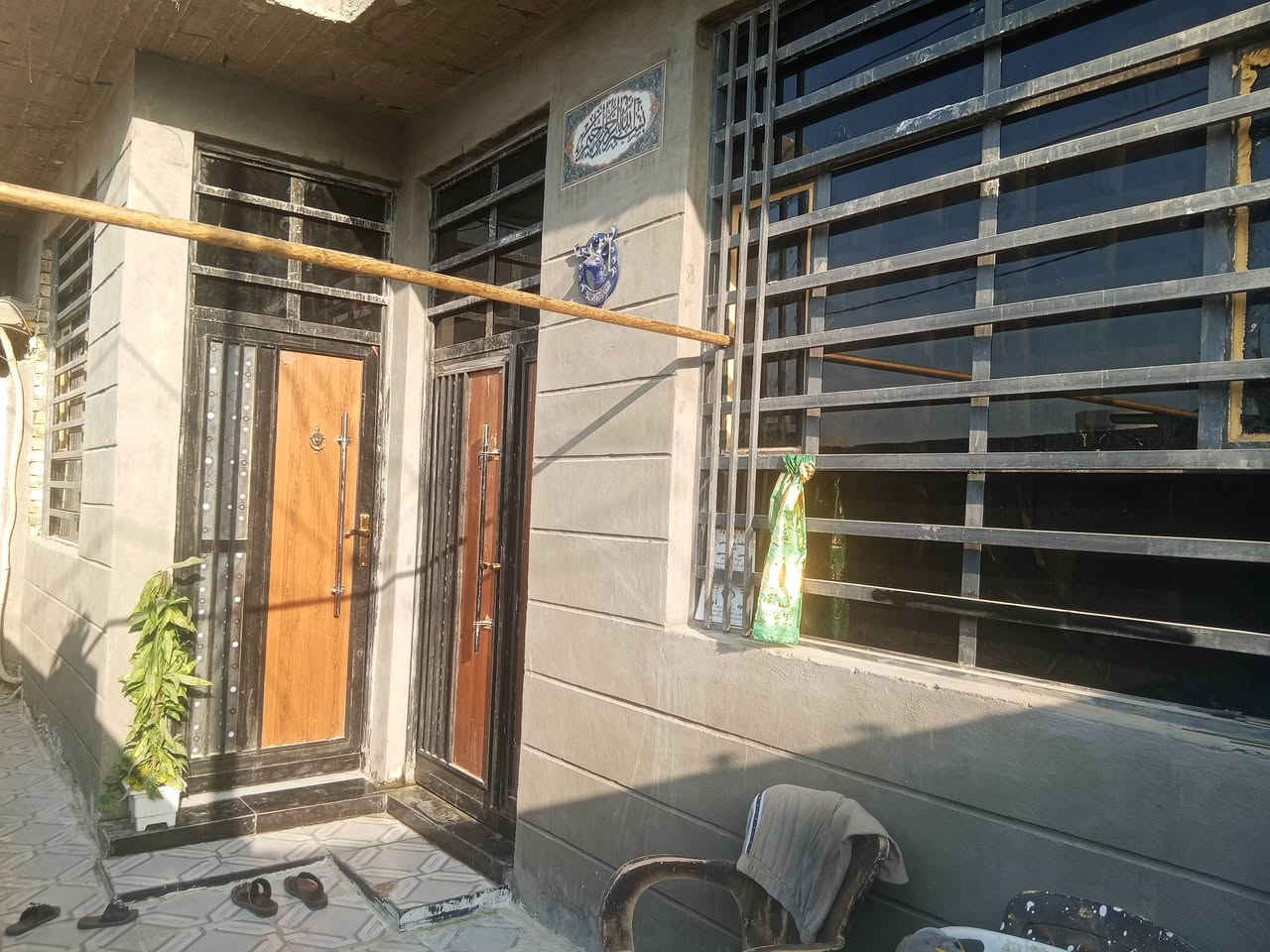 السلام عليكم بيت للبيع  مجمع لزهور موقع كلش راقي ع شارع   💯 متر مربع بناء حديث طابقين. طابوك خدمات كامله طابو  سند 25 تحويل مباشر لسعر 130 بي مجال *********** البيت يبعد ع شارع العام 80 متر و ع شارع المنطقه صاير يعني تبليط بالباب
