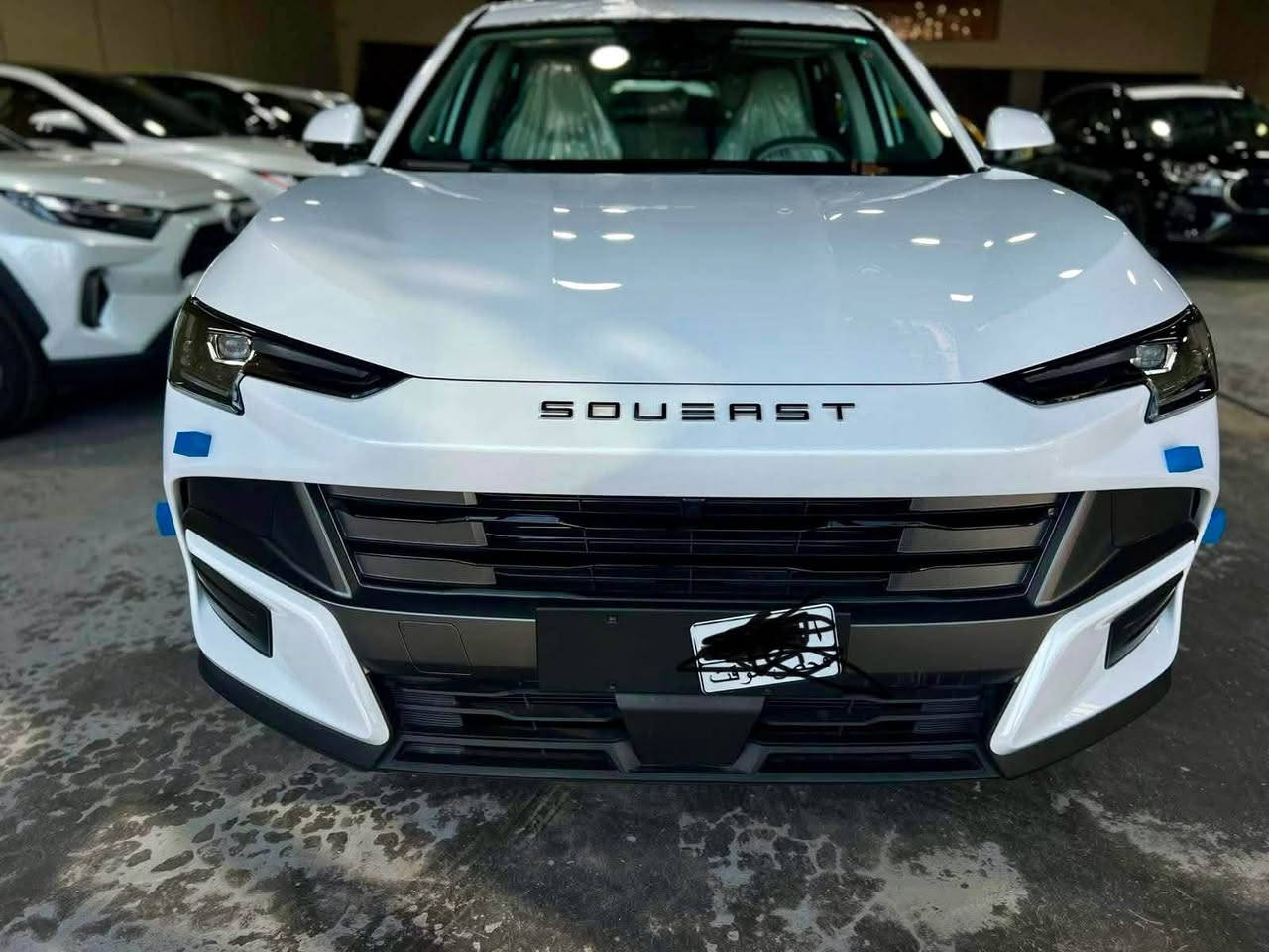 ⁨ ⁨ ⁨ سوئيست S06 1.5L COMFORT
العداد: صفر كيلو متر
المحرك: 4 أسطوانات 1.5L  تيربو 156 حصان
العزم (نيوتن-م.): 230
ناقل الحركة: اوتوماتيكي دبل كلاتش من 6 سرعات
استهلاك الوقود: 7.8 لتر لكل 100 كم

الضمان الأساسي: 6 سنوات أو 200,000 كم (أيهما أولا)
ضمان المحرك: 10 سنوات أو 1،000،000 كم (أيهما أولا / للمالك الأول)

المواصفات:
*إطارات قياس 18 إنچ
*شاشة عرض ترفيهية قياس 12.85 إنچ
*شاشة عدادات رقمية قياس 8 إنچ
*مقصورة الركاب من الجلد الفاخر
* مراية الوسطية مع خاصية التعتيمي (يدوي) 
*كاميرا خلفية
*نظام الفرامل اليدوية الاوتوماتيكي Auto hold 
*نظام التحكم بنزول المنحدرات
*حساسات خلفية
*نظام التحذير من التصادم الخلفي 
*نظام ابل كار بلاي واندرويد أوتو لاسلكي
*نظام صوتي متطور 4 سماعات 
*بلوتوث / هاتف السيارة
*مصابيح أمامية أوتوماتيكية LED مع مصابيح نهارية LED
*فلتر تنقية الهواء (N95)
*دخول ذكي (بصمة)
*تشغيل عن بعد
*خاصية إغلاق الشبابيك عن بعد 
*ماسحات الزجاج الامامي مع حساس للمطر
*مسند الذراع الوسطي مع ثلاجة
*وضعيات قيادة متعددة 
*نظام مراقبة ضغط الإطارات
*وسائد هوائية امامية وجانبية عدد 2 ⁨ 

‏رقم الهاتف*********** ‎)/￼بغداد الكرخ
