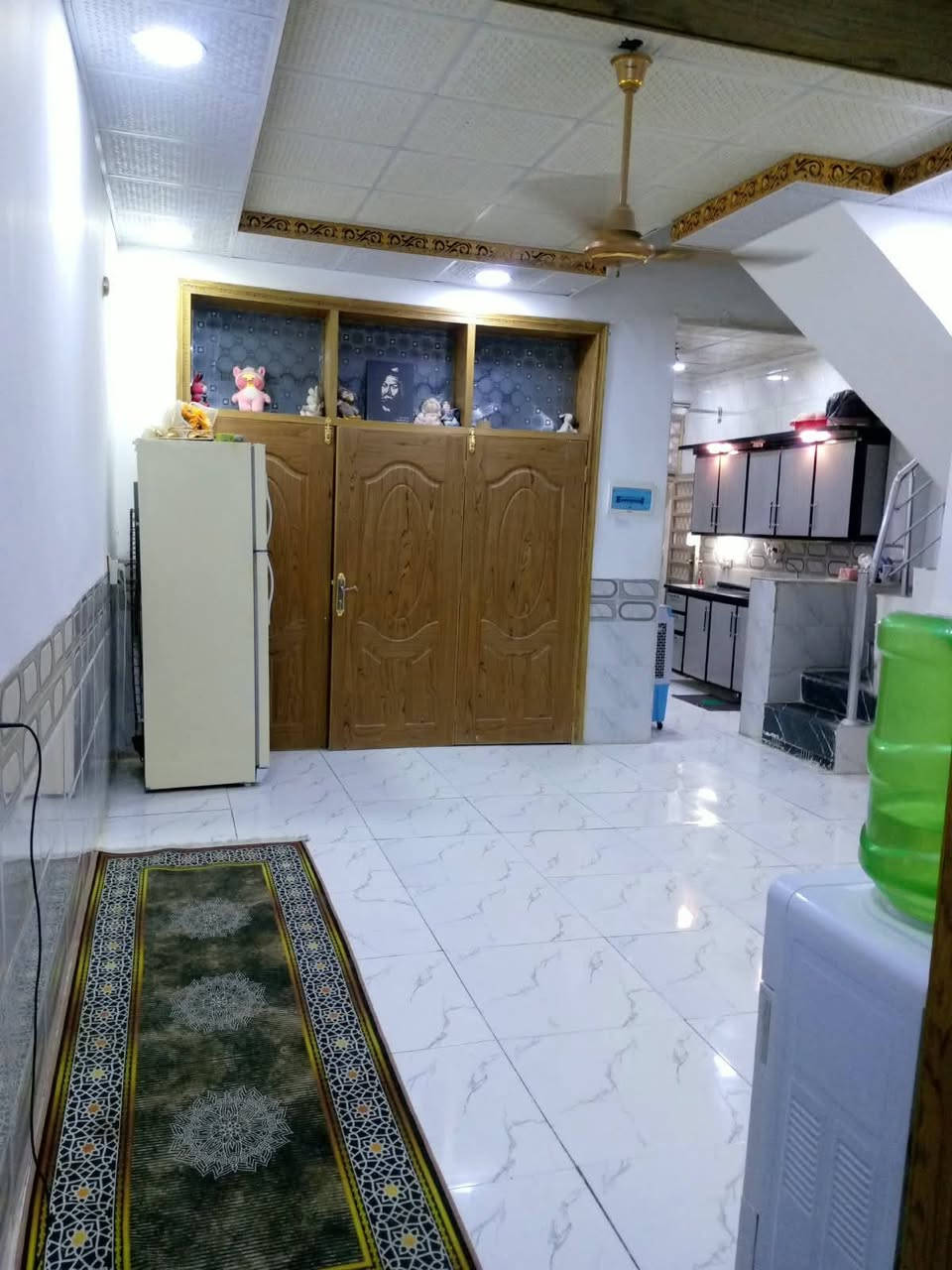السلام عليكم اعادة نشر
البيت الي مو دلال، 
بيت مساحة 100 متر ب42 وبي مجال للشراي ، بيت شغل جناي واجهة 6 ونص 
متكون من غرفة 6*4
وصالة 5*7
واستقبال 5*5 
منور داخلي 
سقوف صب كونكريت وثانوية
سطح شتايگر بيت نظيف وعلى ايدي
صحيات داخلية وخارجية 
شارع تبليط وخطين كهرباء 
مدارس وسوق قريب 
العنوان نجف حي اليرموك/ مقابل قرية الغدير عمود 327 طريق الزوار 
للتواصل. ***********
واتساب  ***********
