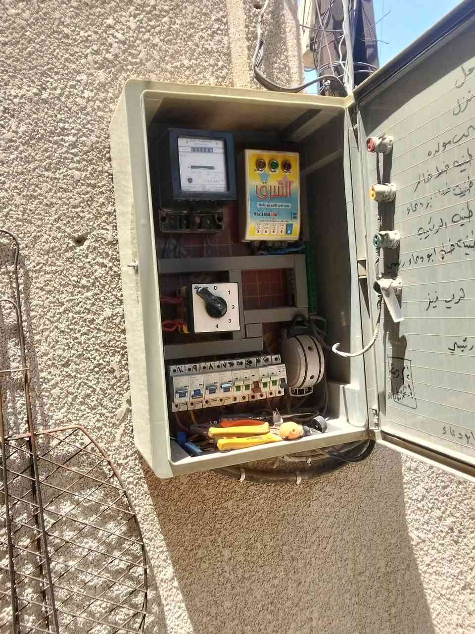 السلام عليكم بيت للبيع مساحة 110مربع ركن في منطقت الحسينية شارع الخدمات قرب المستشفى التركي وقريب أيضاً على المدرسة الايرانية الطابق الاول متكون من غرفتين +مطبخ+استقبال+حمام داخلي وخارجي +ترك الطابق الثاني متكون من غرفتين وبيتونة البيت مجهز ب كامل مجاري مياه خير من الله كلشي ما ناقصة اي استفسار أخر يرجو التواصل عبر الأرقام الأتية 
(‏‪‏‪( 772 671 6687‬‏
(***********)
