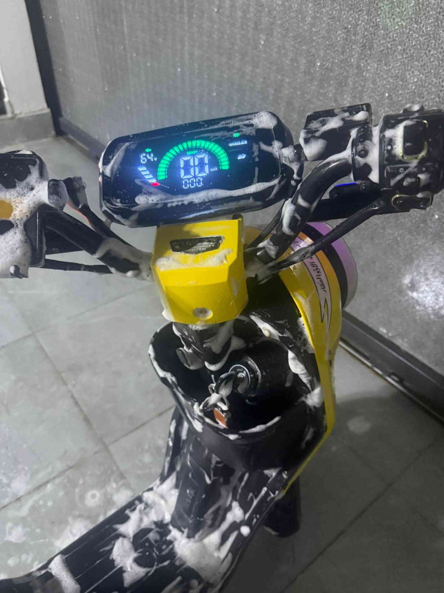 للبيع ماطور شحن
نوع R9
5 بطاريات فول
موديل 2025 
شركه ونلي احسن شركه
دراجه كامل كلا حساسات ونضيفه 
اي عيب مابيها شرط الفحص حيل حلوه ومرتبه
لون ليموني 4 سرعات سرعه 109 طياره ولله
اشاير نضام R  بك كلا شغال 
لايت دبل اشاره مابيها اي نقص شغل وطلع
سعرها 425 وبيها مجال 
للتواصل خاص 
او اتصال *********** بي واتساب

