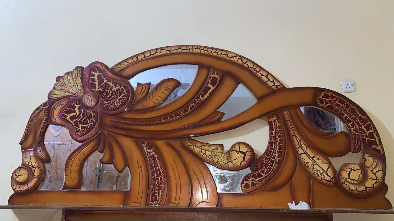 السلام عليكم عندي غرفه خشب عراقي كنتور ٦ أبواب + جربايه + ميز جربايه + كومديات ٢ للبيع المكان واسط قضاء الصويره الاستفسار الاتصال على الرقم /***********/ او مراسله الصفحه
