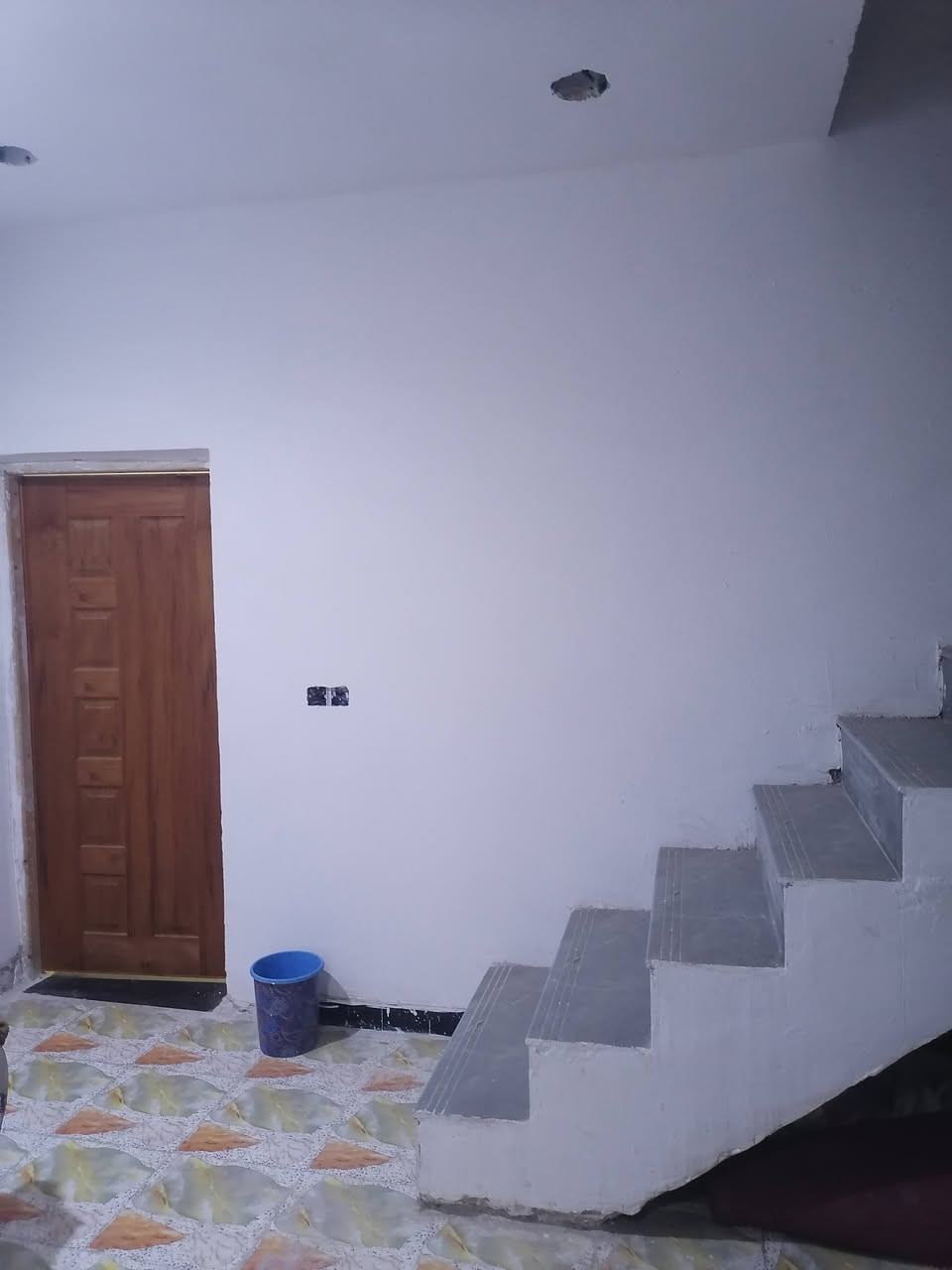 دار للبيع طابو صرف المساحة ١٥٠م مطلوب قرض للإسكان الطابق الأول يحتوي على طارمة واستقبال  وصالة وغرفة نوم وصحيات داخلية وخارجية
الطابق الثاني غرفة نوم عدد ٢ نظام سويت وصالة       العنوان بغداد الزعفرانيه حي الوليد دور الأمن الوطني خلف إعدادية المروج الفرع السابع للاستفسار ***********
دار للبيع طابو صرف المساحة ١٥٠م مطلوب قرض للإسكان الطابق الأول يحتوي على طارمة واستقبال  وصالة وغرفة نوم وصحيات داخلية وخارجية
