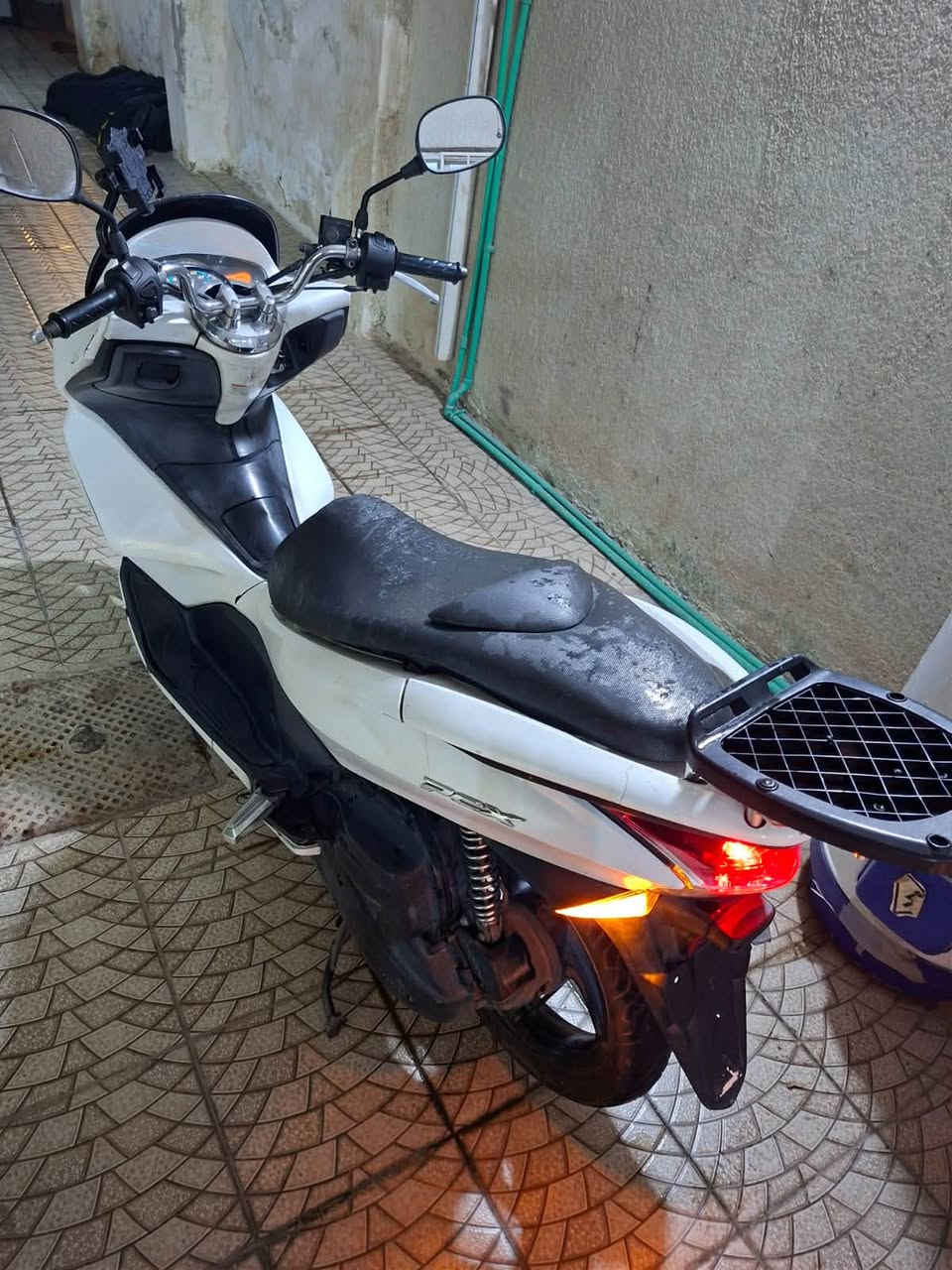 السلام عليكم دراجة pcx بيها فقط تبخير
السعر 750 العنوان بغداد الزعفرانية ***********واتساب

