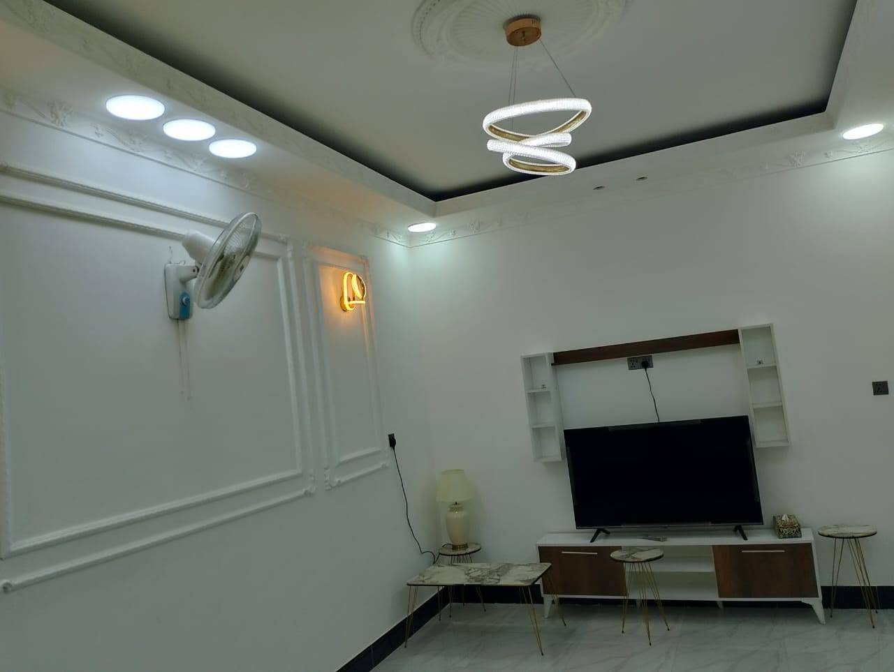 غرض واجهة البيت 10.5
غرفة نوم كبيره 6×4
غرفة نوم 5×4
ستقبال 6.5×4 متر 
صالة 7 ×3متر 
مطبغ داخلي 5 ×5
حمام 2.5×2
منزع ملابس 1.5×1.5
تواليت غربي داخلي
تواليت شرقي خارجي
منور 2×3
طارمة 10×3
مطبخ خارجي 
السطح شتايكر 
ستارة 
ملاحظة :_
كل داخل البيت ديكور ونقوش مغربية 
تأسيس ماء ومجاري حديث 
تأسيس كهرباىيات حديثة 
***********
السعر 160 
حي التضحية قرب مجمع فلس ونص قريب جدا على شارع الصدرين الجديد السريع سابقا
