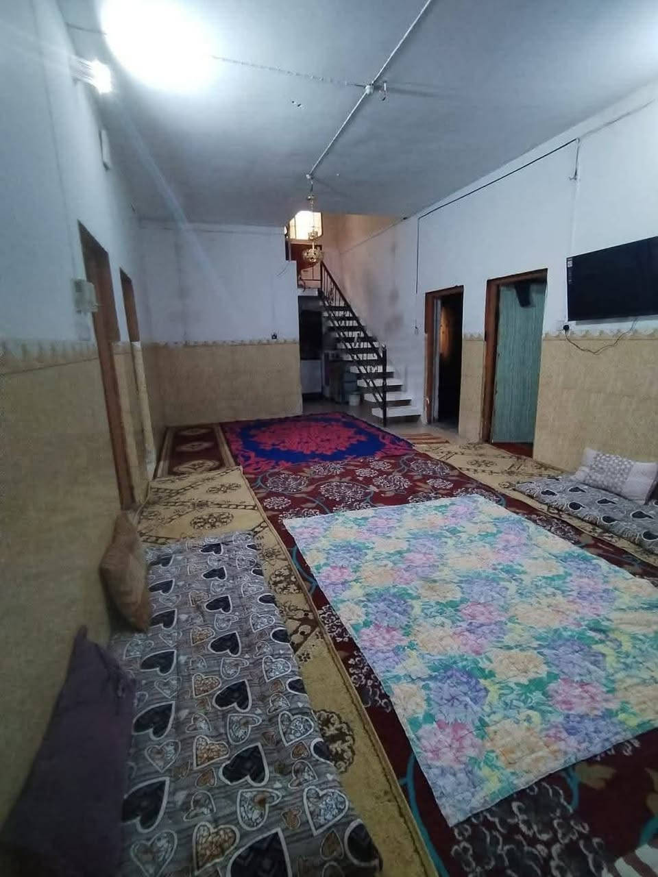 بيت طابو صرف خلف شارع الباشا شارع أبو دعاء المضمد طوريج أم الهوى المساحه 250متر يتكون غرفتين نوم 5x4 وصالة وصحيات داخلية وخارجية ومطبخ واستقبال وكما موضح بالفيديو *********** (.     ***********
