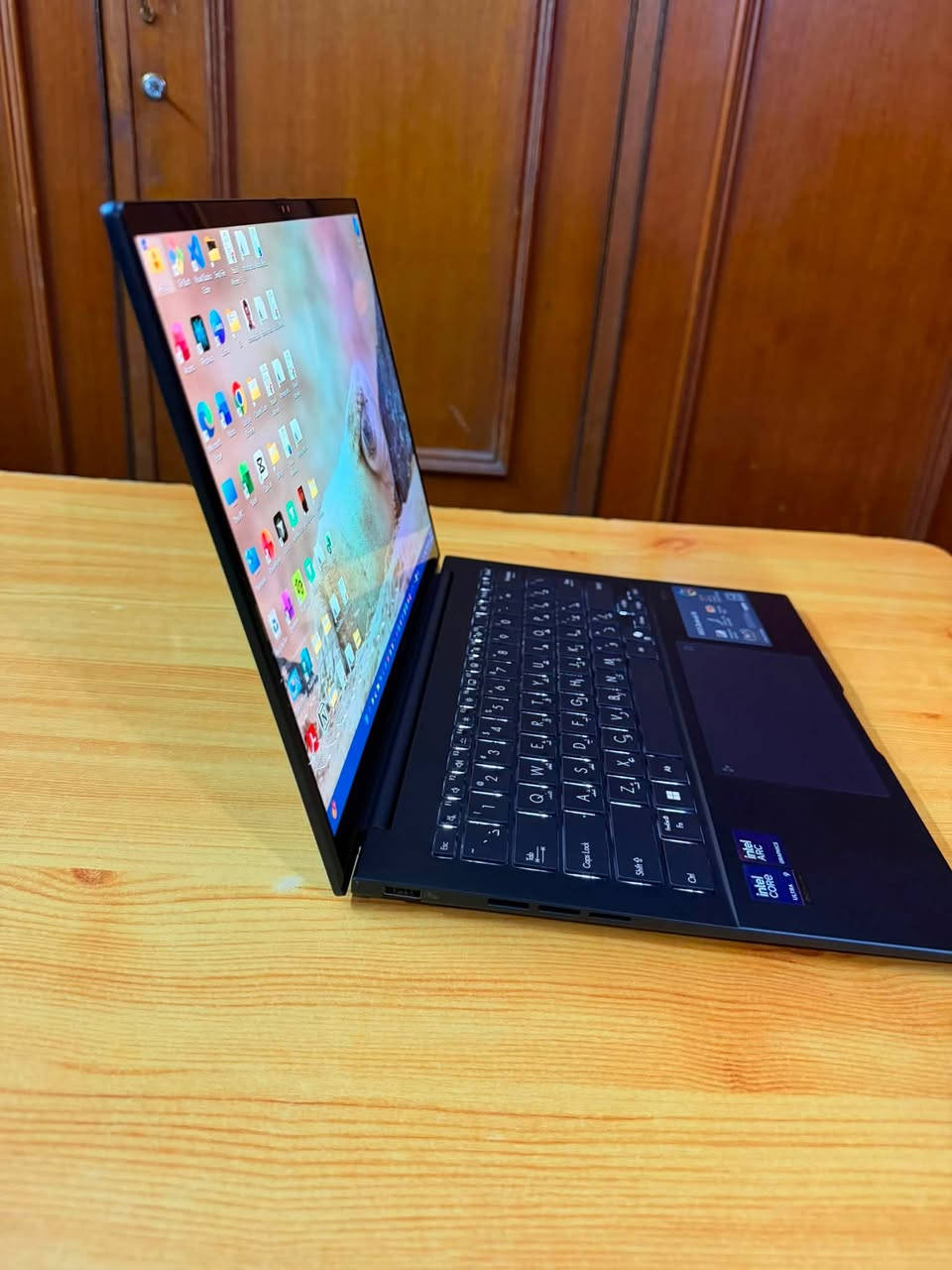 � للبيع ASUS Zenbook 14 OLED — Core Ultra 9 🔥

للبيع ASUS Zenbook 14 UX3405CA
جهاز Premium، نحيف وخفيف، ومواصفاته قوية جداً للشغل، الدراسة، البرمجة، التصميم، الـAI والاستخدام اليومي.

💻 المواصفات:

⚡ Processor:
Intel Core Ultra 9 285H
16 Cores / 16 Threads
Up to 5.4GHz

🧠 RAM:
16GB LPDDR5X
Speed 7467 MT/s

🎮 Graphics:
Intel Arc Graphics
Integrated Graphics

💾 Storage:
1TB M.2 NVMe PCIe 4.0 SSD

🖥️ Display:
14” OLED
3K — 2880×1800
🔥 120Hz
16:10
HDR
100% DCI-P3
0.2ms Response Time

🤖 AI:
Intel AI Boost NPU — up to 13 TOPS

🪟 Operating System:
Windows 11 Home

🔋 Battery:
94.5% Battery Health

⸻

⭐ حالة الجهاز:

الجهاز مستخدم استخدام شخصي لمدة 4 أشهر فقط، بمعدل ساعتين باليوم يعني جهاز جداً نظيف وحالته ممتازة.

البطارية حالتها ممتازة.

الجهاز مناسب جداً للي يريد لابتوب Premium قوي ونحيف، خصوصاً للشغل والدراسة والـBusiness والـAI والتنقل.

📦 الجهاز + الشاحن الأصلي + كل محتوياته موجودة حتى وصل 

📍 المكان: بغداد - حي الجامعة 

💰 السعر: 1,620,000 د.ع قابل للتفاوض للجادين فقط

رقم الهاتف : *********** فقط واتس أب
