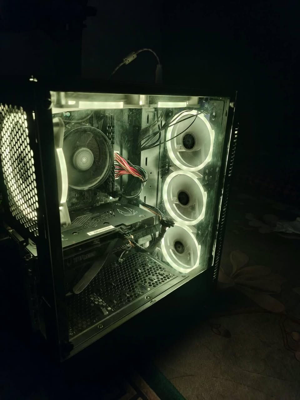 🔥 للبيع PC Gaming – RTX 3060 12GB 🔥
🎮 المواصفات:
• Ryzen 5 5500 Tray
• RTX 3060 12GB Zotac
• RAM 16GB DDR4 3200MHz
• SSD 256GB
• HDD 500GB
Case 6 fan RGB
M.B B450M-APRO MAX II MSI
POWER SUPPLY 500W FSB
ملاحظة / كراتين القطع كلها موجوده و المعالج جديد البارحه اخذته 
مع ماوس وكيبورد مرتبات وشاشة
 Acer KG241Q

* الماركة: Acer
* الموديل: KG241Q Sbiip
* الحجم: 23.6 بوصة (24 بوصة)
* الدقة: 1920×1080 Full HD
* معدل التحديث: 165Hz
* زمن الاستجابة: 1ms
* تدعم AMD FreeSync
* منافذ: HDMI + DisplayPort + VGA
* تدعم التثبيت الجداري VESA 100×100
* الحالة: نظيفة وتعمل بكفاءة، بدون أي مشاكل
قطع ما ابيع كاملة فقط 
مليون و 100 كاملة 
1100 قفل
موجود ماسنجر وواتس 
***********
