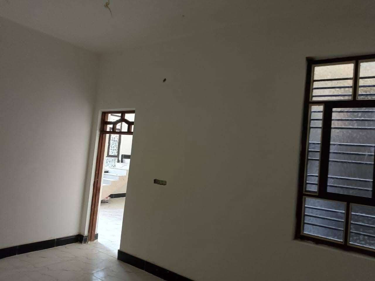 السلام عليكم
البيت للبيع  ١٠٠ متر امامي طاابوثاني يوم المداور بناء طابوك صب كونكريت شغل درجه اوله العنوان الفداء 

 بشارع ستين مقاطعه 24 

السعر 85 مع المجال 

للاتصال (***********)
