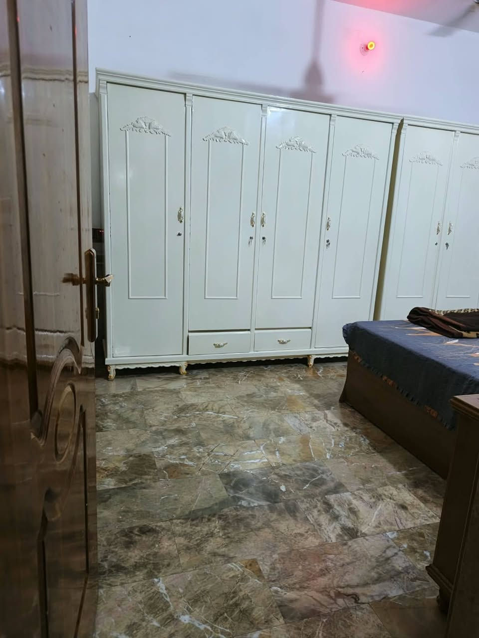 السلام عليكم بيت للبيع 
المنطقة//حي ديان شارع الجعافر قرب مدرسة الاعراف والمركز الصحي الجديد
المساحه//130
البناء طابقين
الطابق الأول//براني+مطبخ+غرفه وصاله ومنور وحمام داخلي+طارمه وحمام خارجي وتواليت خارجي
الطابق الثاني//غرفه وصاله وحمام
للاستفسار التواصل على الرقم 
‏‪***********‬‏
