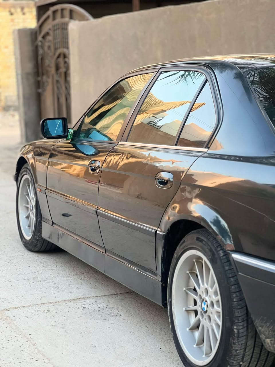 ⸻

🚨 للبيع BMW E38 موديل 1999 – 740i 🚨
🔥 ماكينة 4.4 V8 – سيارة مميزة جداً ونظيفة
شكل موديل 2000
للبيع BMW E38 موديل 1999، سيارة مرتبة ومحافظة عليها، وحالتها ممتازة، ومناسبة جداً لعشاق الـ E38 والـ BMW الكلاسيكية.

🔹 المواصفات والتجهيزات:

• ماكينة 4.4 V8
• الماكينة والقير بحالة ممتازة
• دينمو جديد
• منظومة الماء جديدة
• السيارة خرسة وهادئة وما بيها أصوات مزعجة
• داخلية جلد أسود نظيف جداً
• ستيرن صاجي أصلي
• كشنات كهرباء
• حركه/تحكم كهربائي حسب التجهيز
• بردة كهرباء خلفية
• حساسات خلفية
• تبريد مناخين
• التكييف شغال وبارد جداً ❄️
• ويل أصلي Alpina 18
• لايت زينون
• كهربائيات السيارة كلها شغالة
• السيارة محافظة ومعتنى بها

🛠️ السيارة عناية مهندس حسين المميز
السيارة ما يمسكها إلا مهندس حسين المميز، وهو المسؤول عن صيانتها ومتابعتها.

📌 سيارة نظيفة ومميزة، .
🔥 E38 … هيبة BMW.

للتواصل والاستفسار:
📞 [***********[
