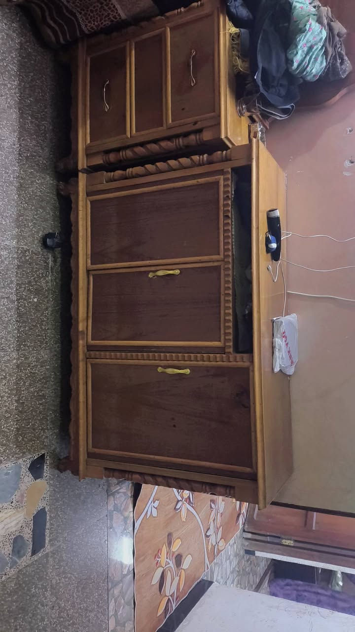 غرفه نوم للبيع كلش نضيفه مثل ماموضحة بالصورة شغل دنك لوي بيهة شغلات بصيطه قفاله ويدات بسبب الاولاد للستفسار *********** مكاني بغداد الزعفرانيه وبالعافيا عالياخذهة

