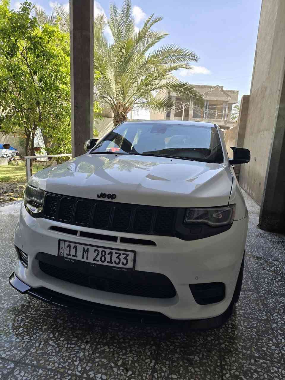 للبيع أو المراوس: جيب كراند شيروكي SRT – أداء جبار ومواصفات حصرية! 🦅
الموديل: 2020
​المحرك: 6.4 لتر (6400cc) HEMI V8
​القوة: 475 حصان
​الكير: اوتوماتيك 8 نمر (أداء رياضي عالي)
​الممشى: 78,300 ميل (ما يعادل 126,000 كيلو)
​المواصفات والإضافات المميزة:
​اللايتات (قصة وحدها): مزروعة بيها عدسات نوعية فاخرة جداً، ولد (LED) مميز ومتغير وقوي (مو لد عادي). والمفاجأة: شاشة متغيرة مزروعة بداخل اللايت تكدر تخليها عيون، أو كتابة، أو حتى تعرض بيها صور!
​عداد السرعة: 300 كم/ساعة.
​شوته رياضية: تنطي نفس أقوى وأداء أسرع للمحرك.
​صالنصات بورلا (Borla) أصلية: سيستم اكزوز رياضي ينطيك طرب وأداء مخيف.
​حجر البيئة: موجود ومكفول (السيارة ما ملعوب بيها).
​نظام صوتي: هارمن كاردون (Harman Kardon) محيطي جبار وأصلي.
​السنوية: السيارة باسمي مباشر.
​كشنات SRT رياضية (جلد وشاموا) مع أنظمة تدفئة وتبريد.
​شاشة عملاقة 8.4 عقدة مع نظام Apple CarPlay و Android Auto.
​فتحة سقف بانوراما.
​رنجات SRT الأصلية.
​أنظمة قيادة متعددة (Track, Sport, Auto, Snow, Tow) ونظام الانطلاق Launch Control.
​رادارات، حساسات أمامية وخلفية، وكاميرا للرجوع.
​حالة السيارة والضرر (وارد كندي):
​الضرر: السيارة بدون ضرر، وبدون أي إيرباك طاك (سيستم شركة مكفول).
​الصبغ: فقط رش (كلير) على الجاملغات الأمامية للجمالية، باقي البدي مكفول وشرط الفحص.
​التقارير: تقرير السيارة موجود، ومو بس تقرير أمريكا (الكارفاكس)، حتى صور فحص السونار موجودة لضمان الشفافية.
​السيارة جاهزة من كل شي، تبريد ثلج، وميكانيك (كير ومحرك) شرط الفحص، واستخدام حشمة.
​📍 مكان العرض: البياع - الشارع الأول (معرض نور)، واللي يحب يشوف السيارة عالطبيعة.
📞 للتواصل والاستفسار 
 *********** (عندهم كافة التفاصيل).
