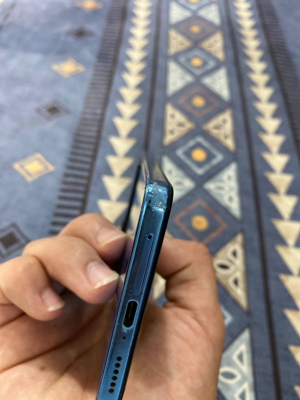 متاح..
بوكو x4.bro
ذاكره 256 
رام 8+3
فقط الشاشه طابعه مثل ماموضح بلصوره
الشراي يتصل او يراسل واتساب 
***********،
