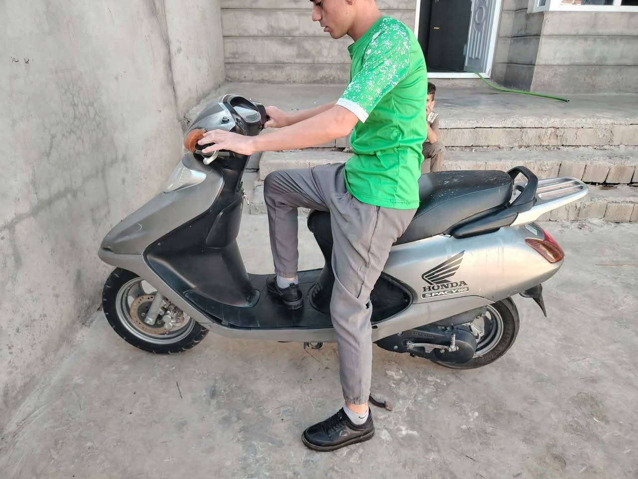 💎السلام عليكم ورحمة الله وبركاته 👋👋
💎شباب الماطور معروض للبيع 🏍️🏍️🏍️
💎نوع الدراجة هوندا سبيسي ياباني
الدراجة شلعة ومعدل اتخبل جوه ال100 شرط
دراجة ناعسة ورزنة شرط طبة 
اللون زيتوني طافي مميز
👈 موديل حديث 
💎المحرك بشرط محرك برغي مامفتوح ✔️
💎ماتصرف عليه ربع غير ال ((دهن))وال ((بانزين))
💎السعر بلاش /550 الف مجال بسيط حك الجيه للشراي 
💎مكاني موصل ايسر 
💎شباب رجاءً مايعجبك السعر اعبر المنشور وكلشي
💎اتلكي بلسوك
💎📞0⃣7⃣7⃣5⃣8⃣5⃣8⃣7⃣8⃣5⃣5⃣
💎الشراي يتصل بيك خير وتدلل
