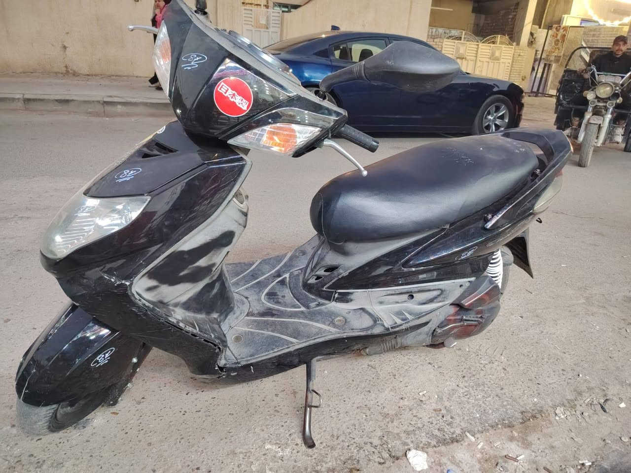 سلام عليكم دراجه سكنس فحل نوزل جديده من كهربائيات كله شغال قفل جنطه قفل ستيرن شغال مكينه لامجفته ولا بيها دخان ولا نضوح  كفراتها بلاديه  مابيهن كسر  شلعه ومعدل كلش حلوه سعر الدراجه  ٨٥٠  رقمي ***********
