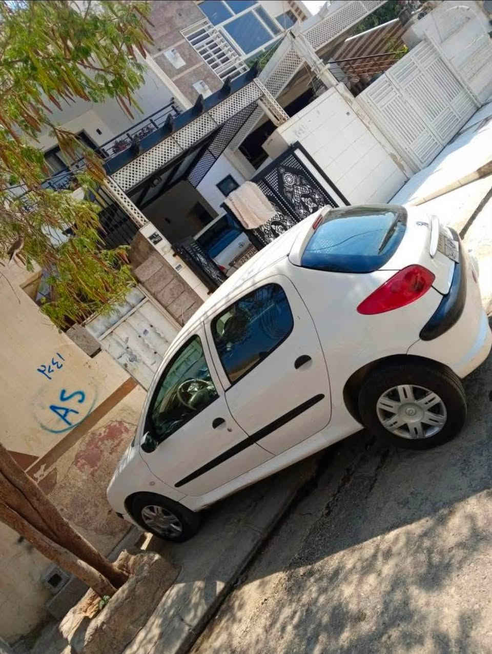 بیجۆ فەرەنسی مۆدیل 2009 فول مواسفات شاشەئایپات و کامیرە گیرە تۆماتیک و عادی دوو جام کارەبا  کیرە و مەکینە و  دەعم و لیدرە و بەناوکردن بەشەرەت سعرەی ٤٣مەجال ٦وەرەقە خرامەیە تیایە دوایە مەعمەلە بیشکینە ***********واتسئاپیشی لەسەرە
