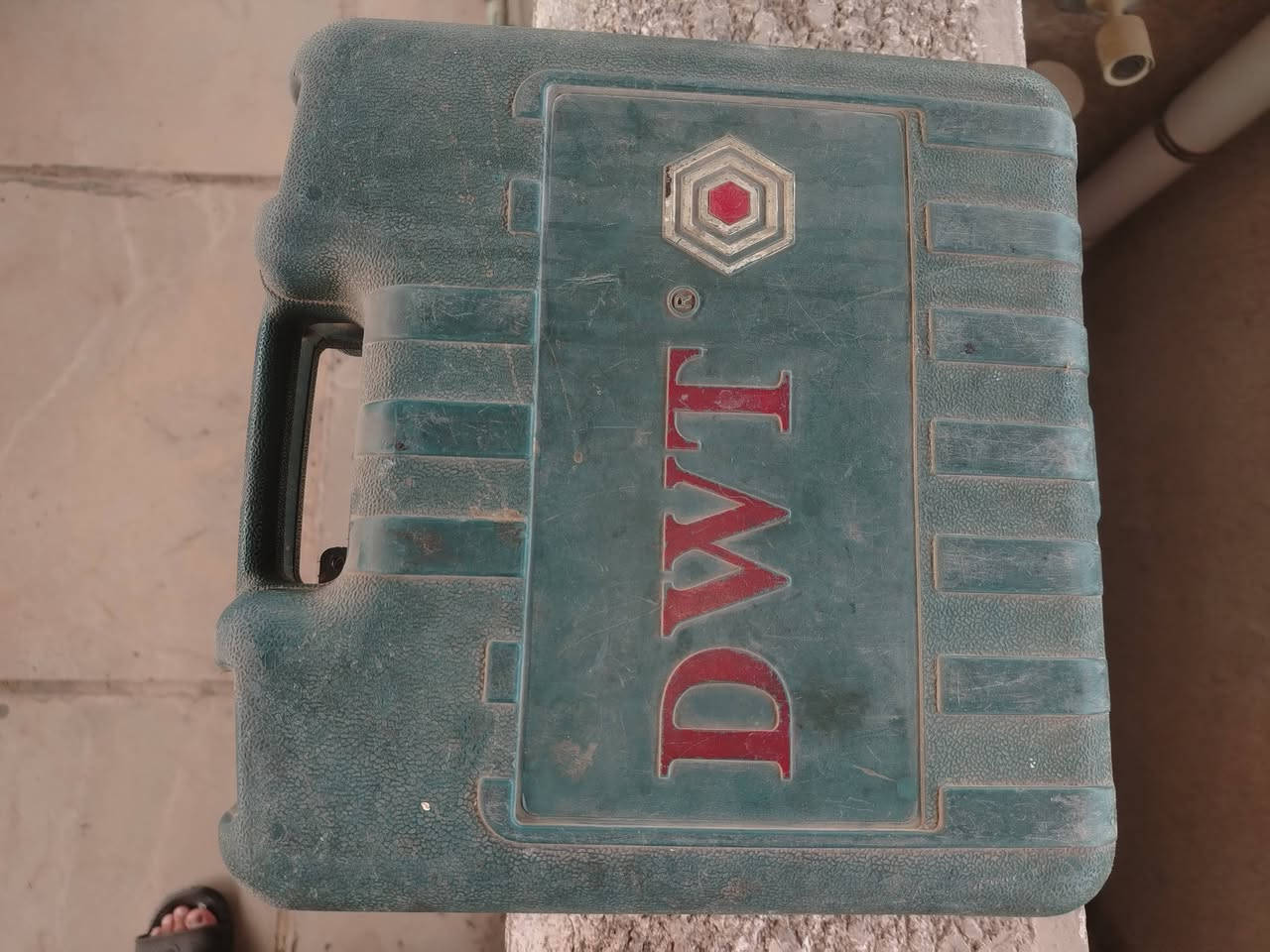 السلام عليكم دريل شحن ماركة dwt السويديه الغنيه عن التعريف شغال شاحنته شغاله بس بطارياته تحتاج تبديل خلايه السعر ٢٠  الف مكاني الدوره المعلمين خلف مطعم الغنام هاتف *********** علي ابو حسين
