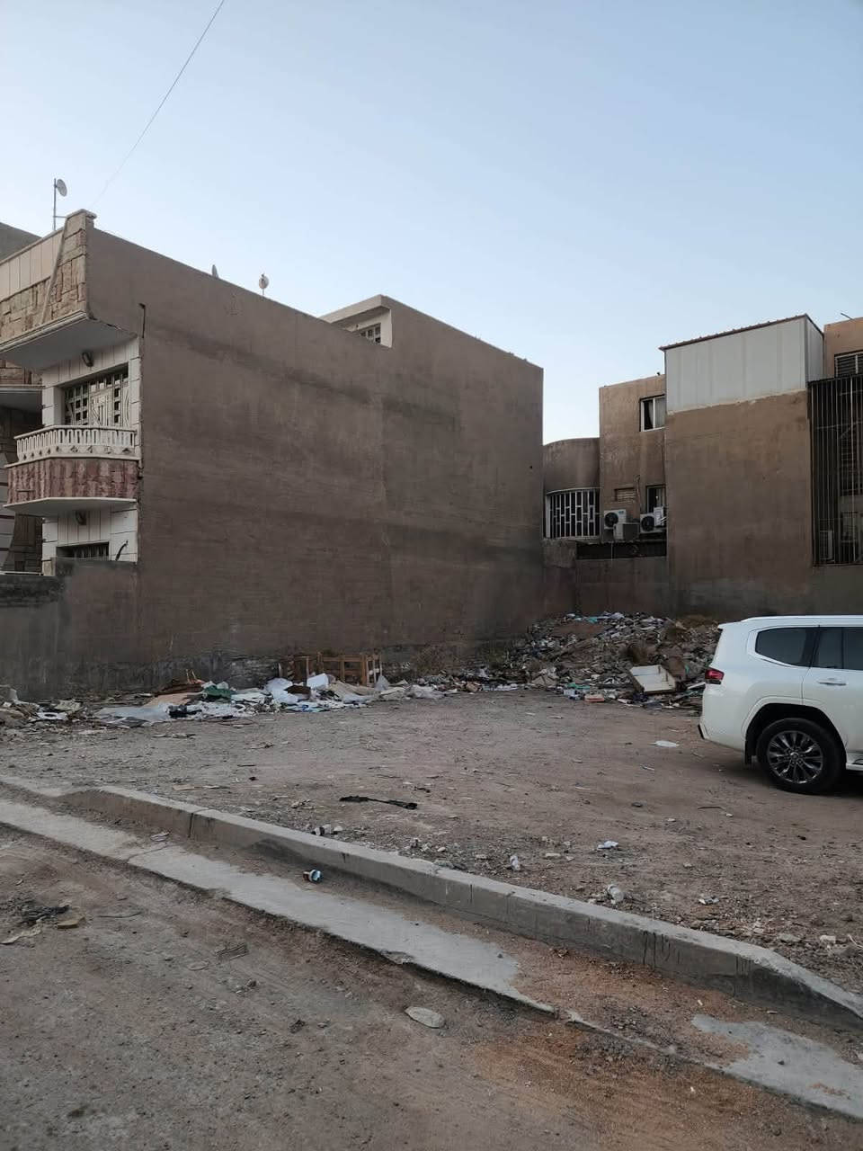 السلام عليكم 
قطعة ارض للبيع العنوان بغداد حي القادسية محلة 606 زقاق 52 
واجهة 15 نزال 20 

للاستفسار 
***********
