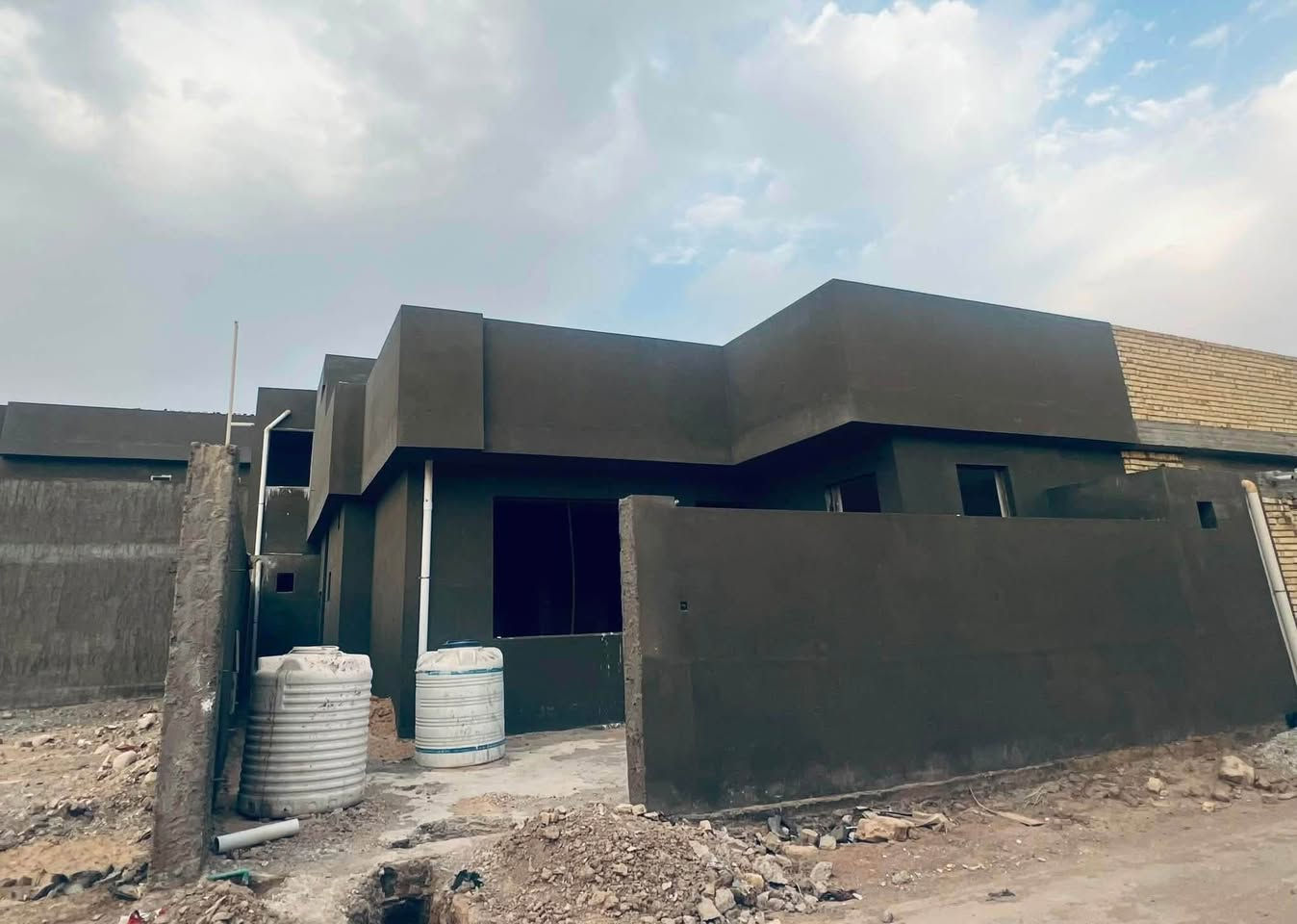 بيت للبيع في مجمع المحامد السكني مساحتة 250 متر موقع مميز جداً يتكون من 4 غرف نوم صالة واستقبال ومطبخ ومجمعات صحية بناء سنة 2026 نقص البيت تشطيب فقط مطلوب 100 مليون التسديد الشهري 660 الف للاستفسار ***********
