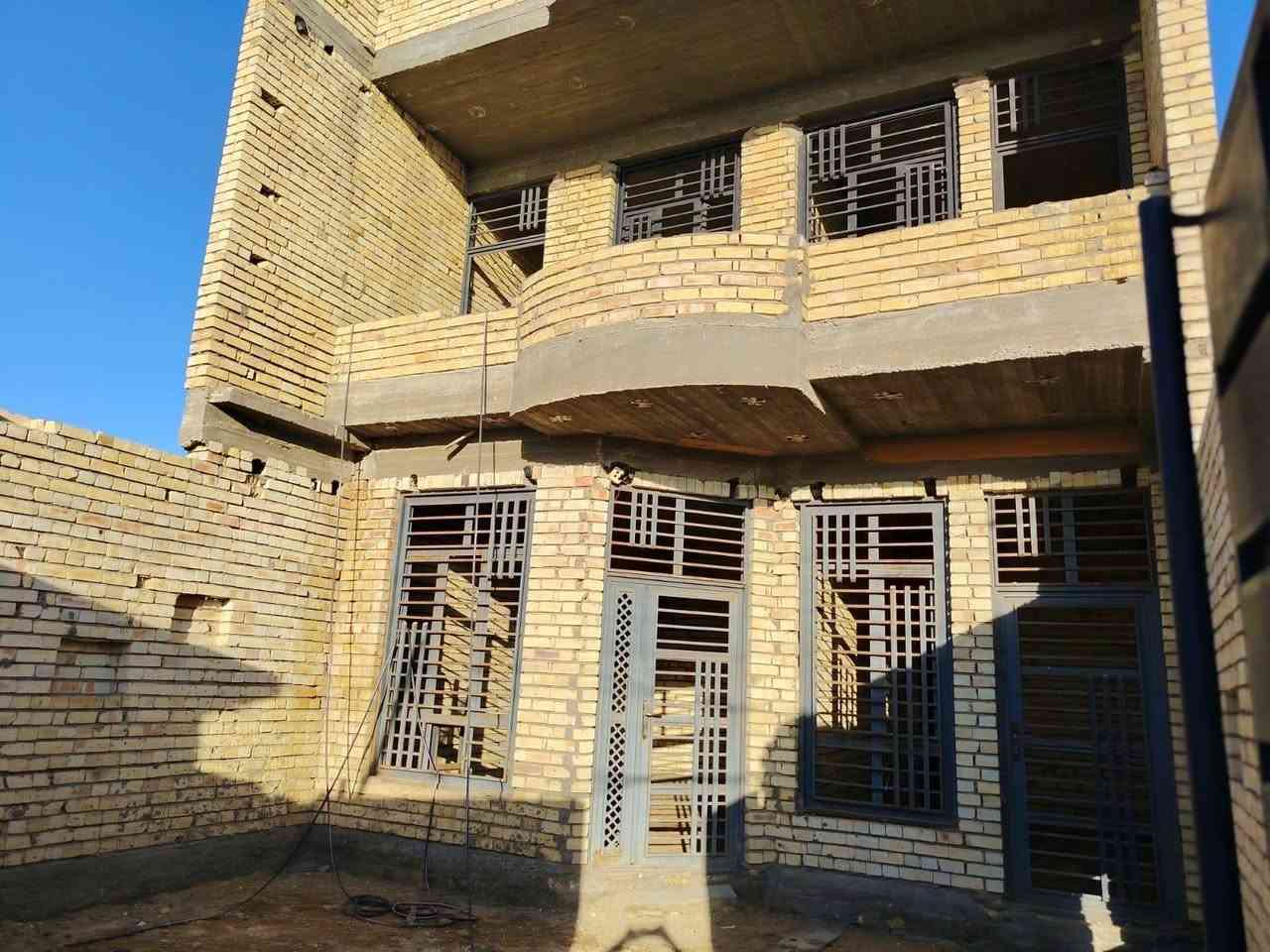 اسلام عليكم بيت هيكل لبيع المكان ازركيه قرب مدرست التوفيق طابو زراعي بسمي تحويل مباشر المساحه 200
الوجح 7 ونص النزال 26 كامل مي وماجري درجه اول شغله كله البيت ابيع ابيع فقط سعره 75  الاستفسار *********** الشارع المقابليل 20 سايدين شارع ريسي قريب على الحولي وقريب عله السده الازركيه اخوان مابيع لاقصاط واله بوعده 
غرف 4
حمامام 4
مطبخ
ستقبال
صاله 2
منور 1
منور وره البيت 1
