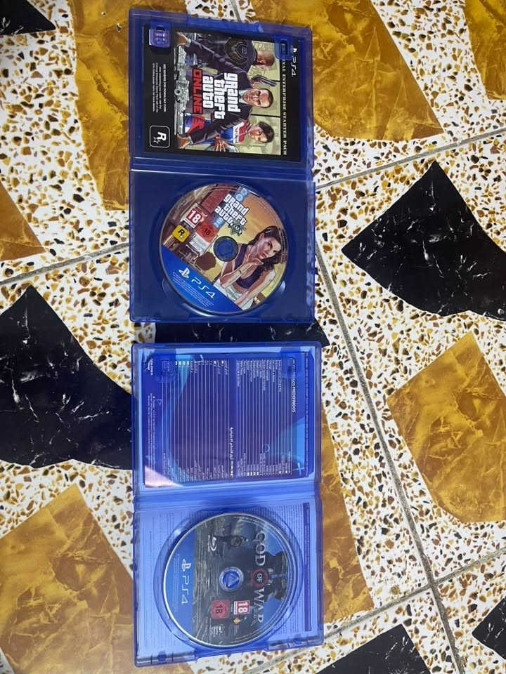 قرصين ب٢٥ الف
١)God of war 4
٢)Gta v 
شغالات كاملات وعندي توصيل للتواصل ***********
