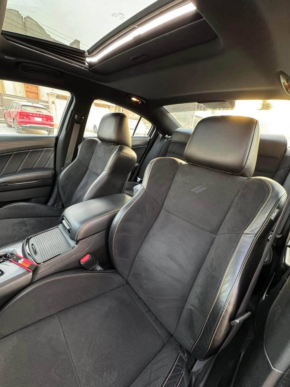 جارجر  GT PLUS موديل 2022 ( خـليـجـي ) 
شركه هارلم ❤️‍🔥 لون ابيض 
 (اورنج ادشن )  فول فول مواصفات نادره 
كفاله لا صبغ ولا تبديل ولا بارد ولا شخوط 
  ماشيه 40 ألف  فقط رقم بغداد جديد بسمي 
الموديل :2022  . (خليجي) 
المواصفات :
* نسخة ORANGE EDITION. 
* خطوط طولية على الهيكل. 
* مكابح رياضية برمبو خاصة بالون البرتقالي. 
* جناح خلفي اسود. 
* ويل قياس 20 انچ اسود . 
* ستيرن رياضي . 
مقاعد رياضية من الشاموا مع خطوط بالون البرتقالي. 
* نقطة عمياء . 
* مصابيح أمامية زنون . 
* كشافات الضباب زنون . 
* المصابيح الأمامية مع LED . 
* حساسات . 
* شاشه كبيرة مع نظام ملاحة نفكيشن GPS .
* الشاشة مع اوپشنات SRT . 
* سستم صوت الپاين .
* فتحت سقف (سلايد) . 
* مقاعد أمامية كهربائية عدد 2 . 
* ذاكرة لحفظ وضعيات الجلوس (ميموري) . 
* مقاعد أمامية تبريد وتدفئة . 
* مقاعد خلفية تدفئة . 
* تشغيل عن بعد . 
* ستيرن كهربائي . 
* تدفئة ستيرن . 
* محدد سرعة . 
* تلفون بلوتوث . 
* كاميرا خلفية .
* مرايا متحسسة للاضاءة العالية .
* كير شفتر بالستيرن . 
* دخول ذكي (بصمة) .
* الرقم بغداد 
السعر 30,000 سعر نهائي   
*العنوان: البصره 
سياره جاهزه من كلشي 
للاتصال ع الرقم: ‭***********
