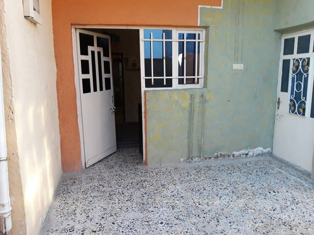 السلام عليكم بيت للايجار الزيتون ابو غريب الشارع المجاور لجامع الإسراء والمعراج شارع ساحة كرة القدم مساحته ١٠٠ متر طابق واحد نظيف صاله وغرفة نوم وهول ومطبخ وحمام وصحيات جاهز للسكن ايجاره 400 الف مطلوب عائله صغيرة ويفضل ان يكون صاحب العائلة موظف علما اني صاحب الدار للاتصال ***********
