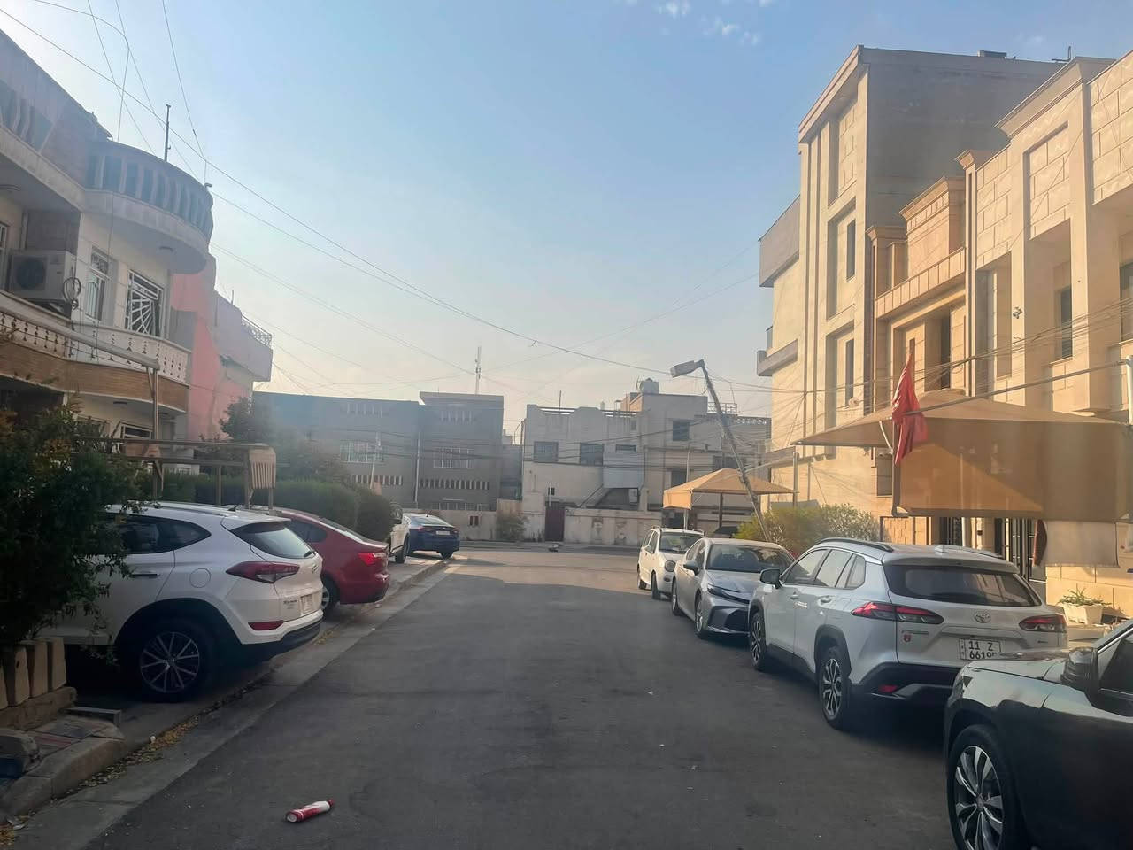 للبيع مشتمل مسلح نظيف جداً اربع طوابق المساحه 88 متر واقع حال 90 الواجهه 5،30 والنزال 16،5واقع حال 17 متر يحتوي الطابق الاول على مدخلين استقبال ومدخل للهول الحولي ومطبخ معزول وخدمات ومنور والطابق الثاني غرفتين نوم وخدمات والطابق الثالث غرفتين نوم وخدمات والطابق الرابع بيتونه وسطحين الموقع شارع فلسطين محله 502 باحلى واهده فرع قرب شارع الحاسبه وقرب السوك قرب مدرسة المتميزات للبنات للاتصال *********** او *********** شركة الخيمه للعقار
