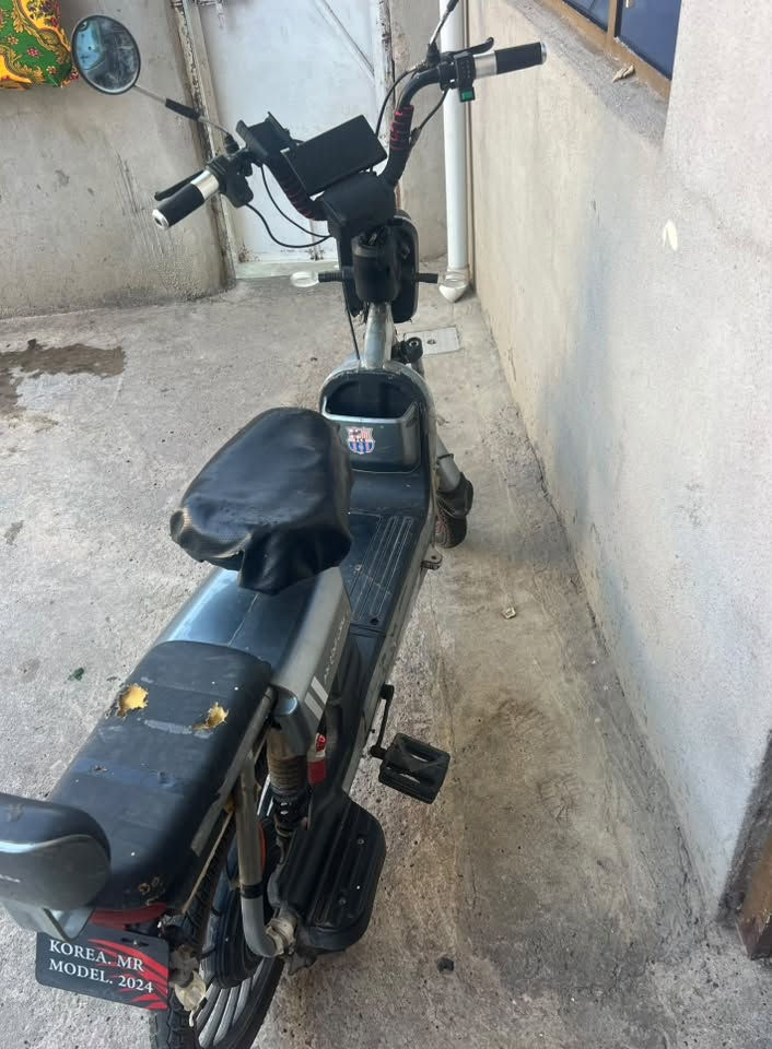 ماطور شحن نضيف شغال بس ناقصة باتري واحد ويا اربع باتريات يقرن 10 ونص  20 امبير للتواصل ***********
150 الف السعر
