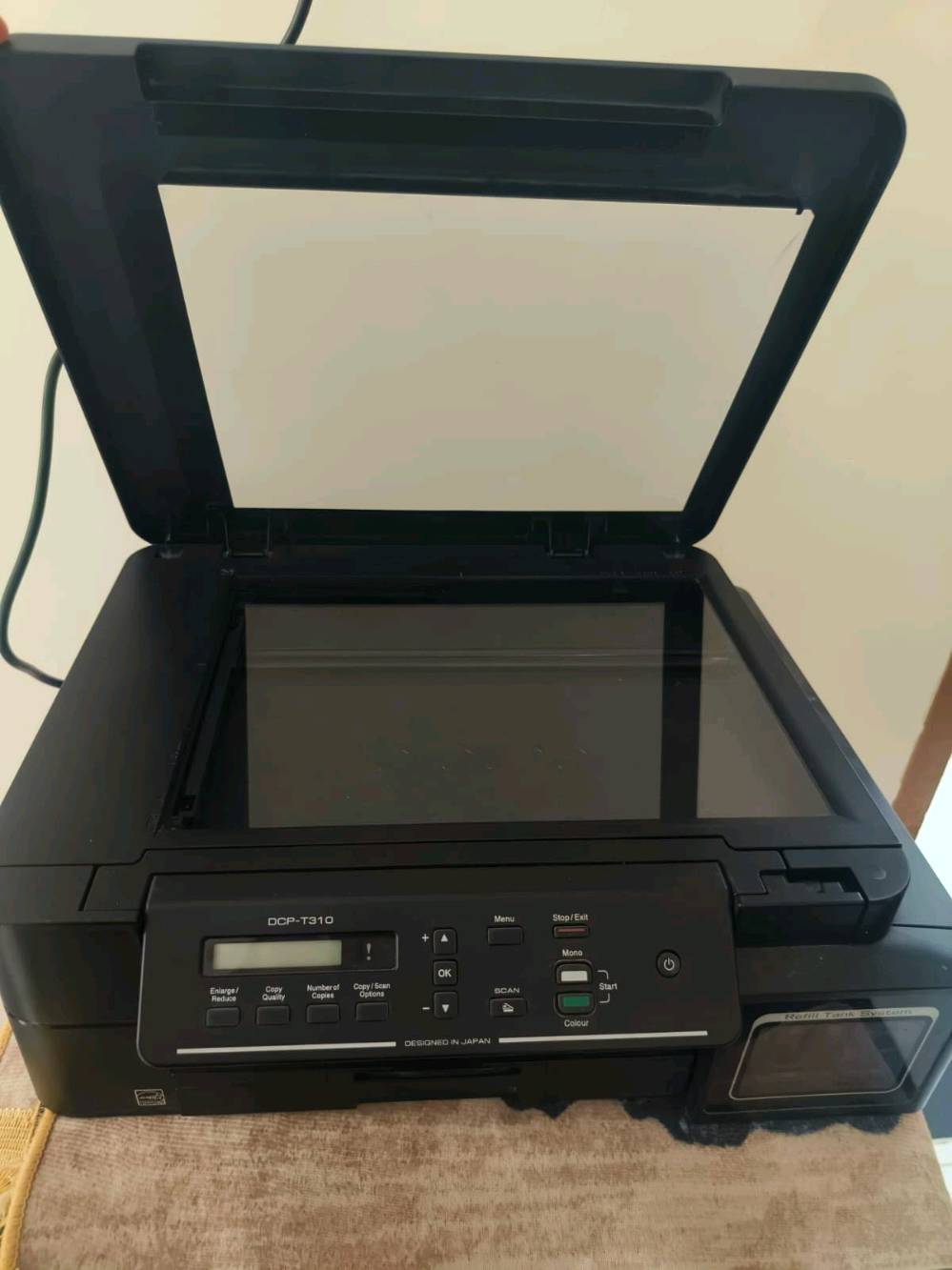 طابعة مستعملة استعمال خفيف مصلح بيهه شي بسيط وتشتغل مع الاحبار سعرها ٦٠وبيهه مجال
