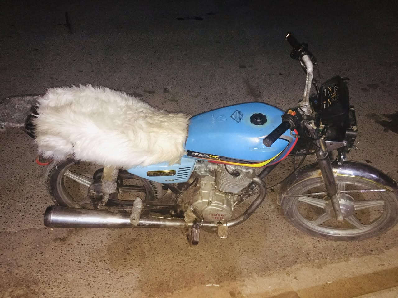 جني 200 كير 5
محرك شرط لا تبخير لا تنقيص
كابريته جديد 
تواير جدد 
فلاتر وحنفيه مال تانكي وبلك ودهن البارحه بدلتهن 
كهربائيات كامله ضفيره جديده
يعوزو فقط باتري 
شلعه معدل فول
