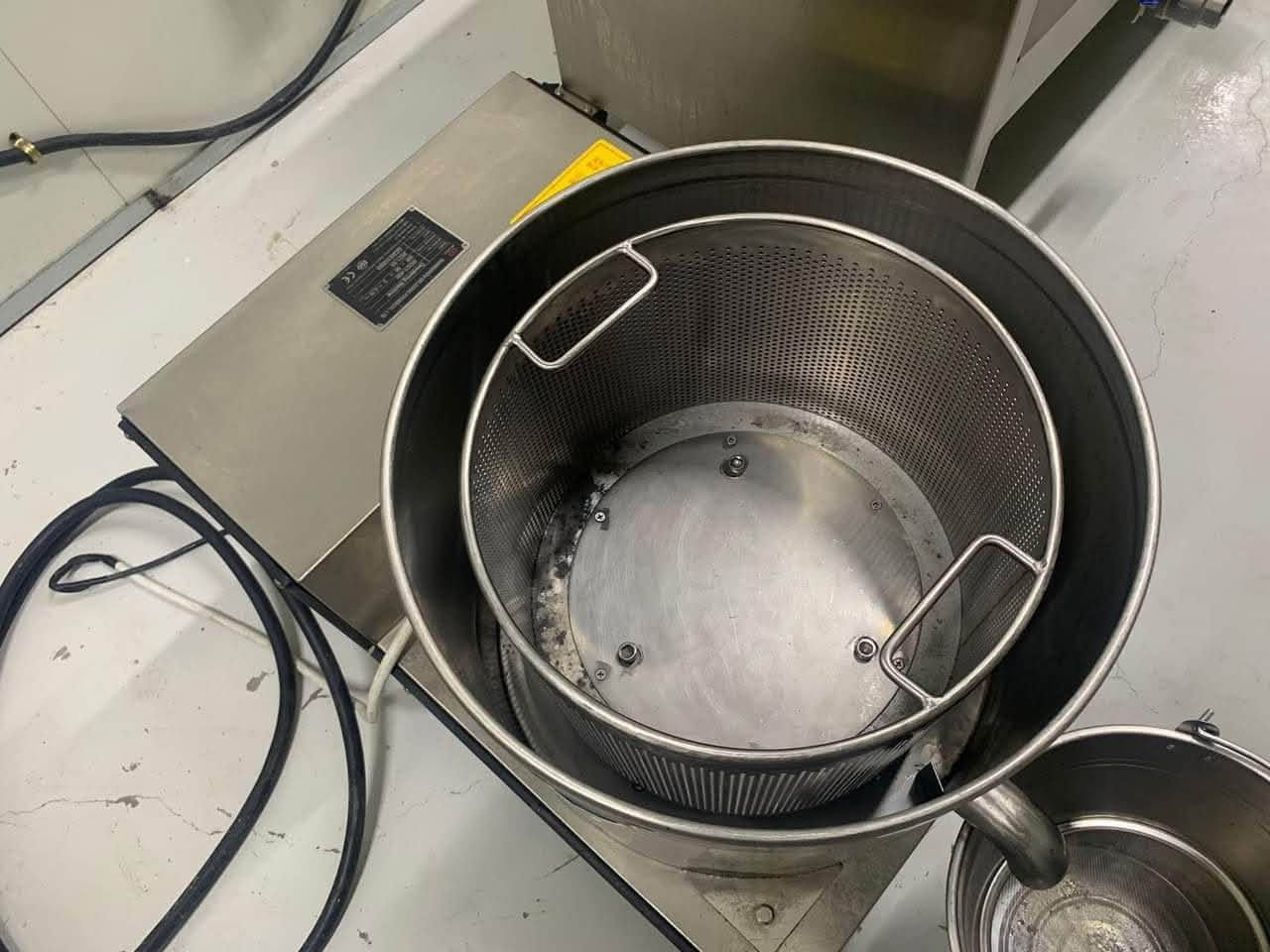 خط انتاج فنكر (بطاطا تصف مقليه) نص اوتوماتيكي. يتكون من:
1. جهاز غسل و تقشير
2. جهاز تقطيع 9مم
3. جهاز سلق كهربائي. ثلاث سلات و كل سله تاخذ تقريبا 12 كيلو. 
4. جهاز تنشيف.
5. جهاز قلي كهربائي.  ثلاث سلات و كل سله تاخذ تقريبا 12 كيلو.
6. جهاز تنشيف الزيت. 
7. تبريد صاعق. -40 
8. جهاز كبس.
9. براد و فريزر -٢٠ للخزن 7.5 طن. القياس 3*6.

للتواصل ***********

نص مكتوب في الصور:
- Deoiling machine Model:GGCY-400 Power:380V 50Hz 3phase 1.1Kw Capacity:50-200Kg/h Weight:300 Kg Dimension:900*500*800mm Small type freezer Model: GGR-45 Voltage: 220V-240V, 50hz Power: 1900w Temperature: -45degree Volume: 180L Dimension: 820*780*1370mm
