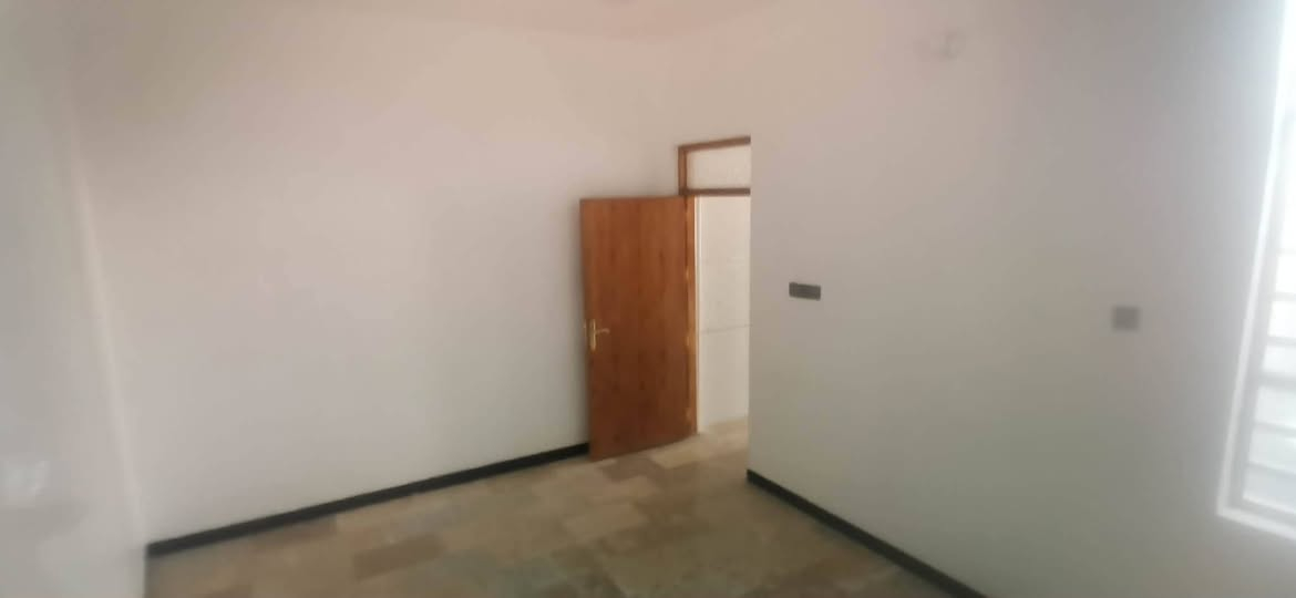 🏠 دار للبيع في النجف - الجديدة الثالثة
🏠المساحة: 108 متر مربع.

* حالة البناء: بناء جديد 2025 . 
*  جاهز للسكن. 
يتكون من :
1 غرف نوم 
صالة 
استقبال 
مطبخ 

*الموقع: النجف الجديدة الثالثة - قريب  شارع أبو صخير وقريب من شارع المدينة.

📞 للتواصل والاستفسار عبر الواتساب مباشرة:اضغط على الرقم أو راسلنا:***********

