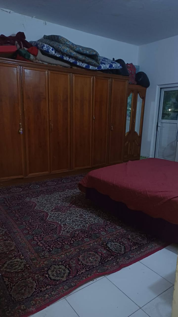 بيت 200 متر في حي ميسان زراعي يتكون من غرفتين وصاله واستقبال ومطبخ مطل على الصاله وحمامات خارجيه وداخليه وغرفه فوق يعني مخزن سعره 56   وبيه مجال البناء بلوك معمل وعكاده والسطح مطلي بماده اسكوم هاتف *********** واتساب متواجد
